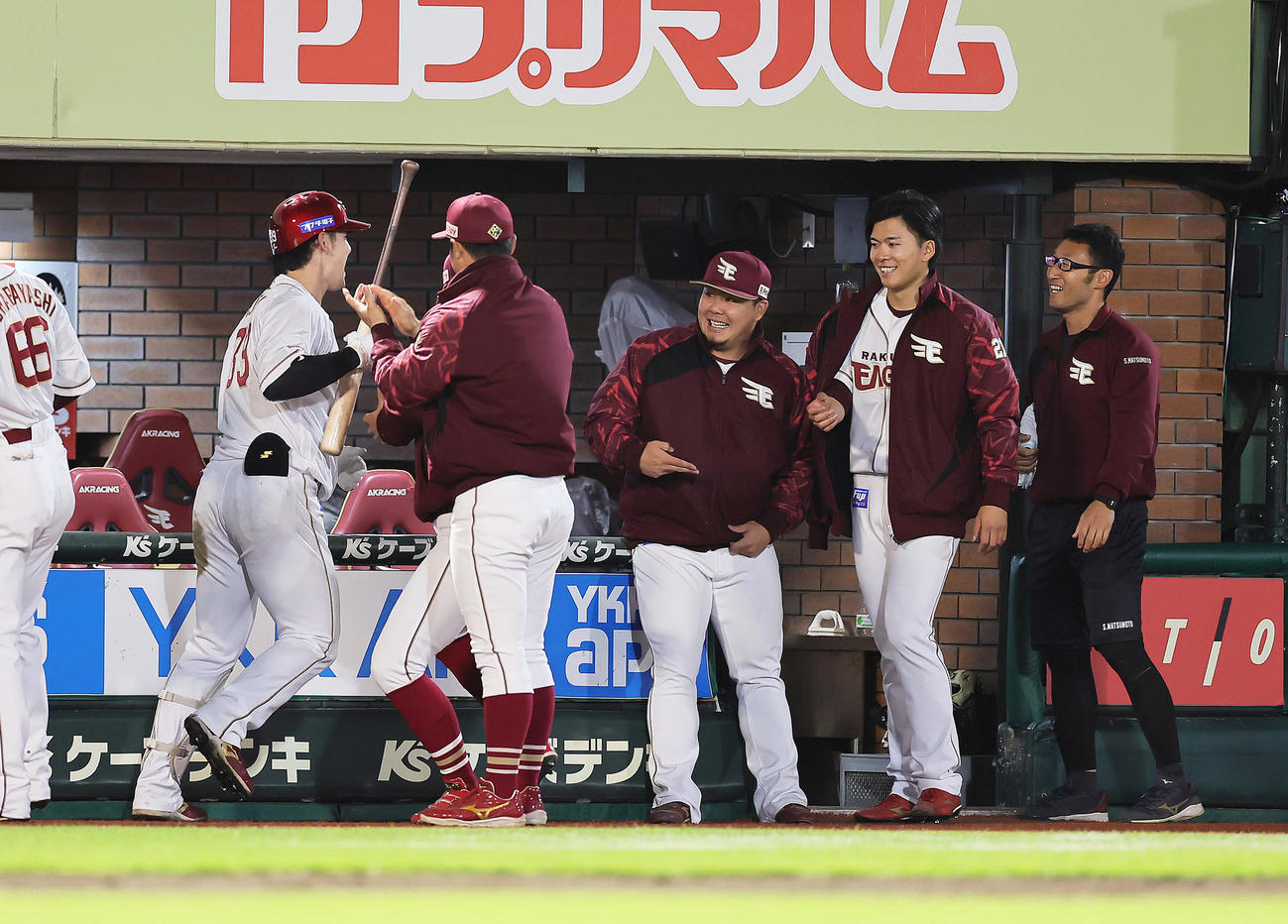 楽天対ロッテ　4回裏楽天無死、左越え本塁打を放った伊藤裕（左端）を迎える早川（右から2人目）ら（撮影・足立雅史）