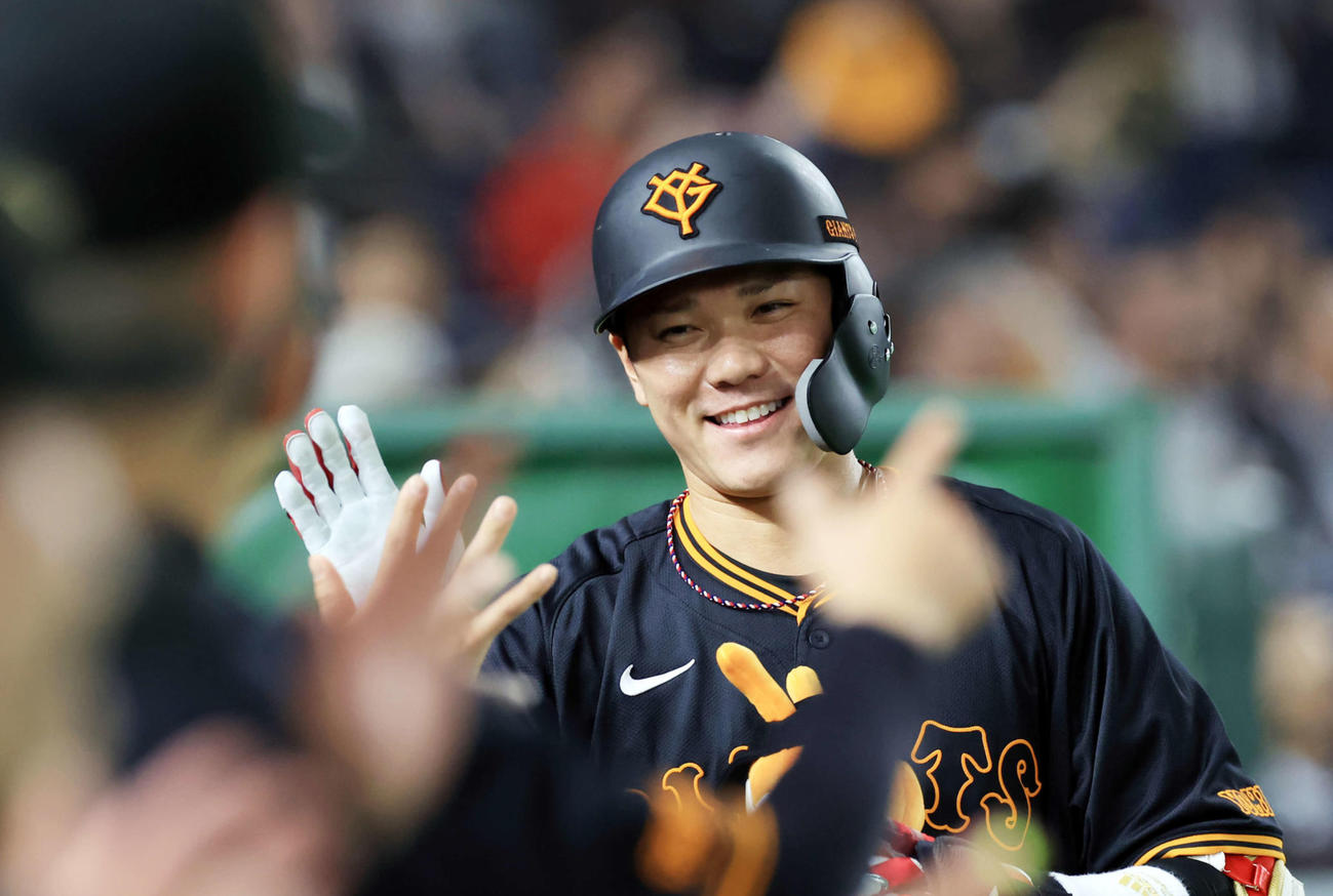 2回裏巨人1死、坂本は左越えソロ本塁打を放ち笑顔でナインとハイタッチ（撮影・浅見桂子）