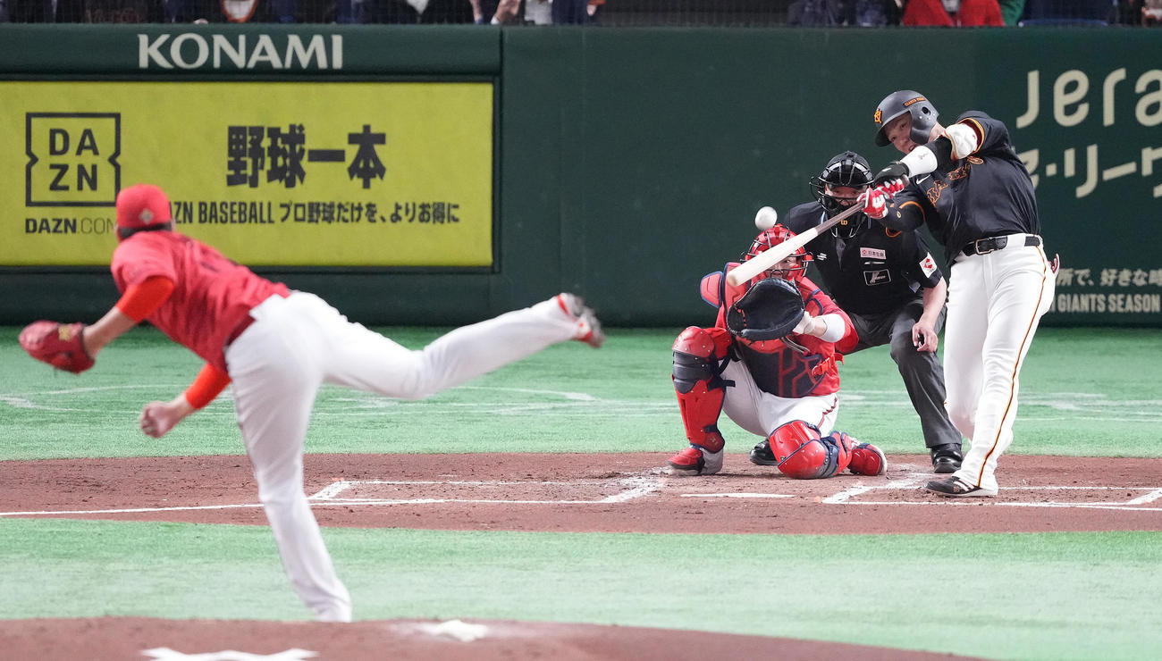 2回裏巨人1死、左越えソロ本塁打を放つ坂本。投手九里（撮影・鈴木みどり）