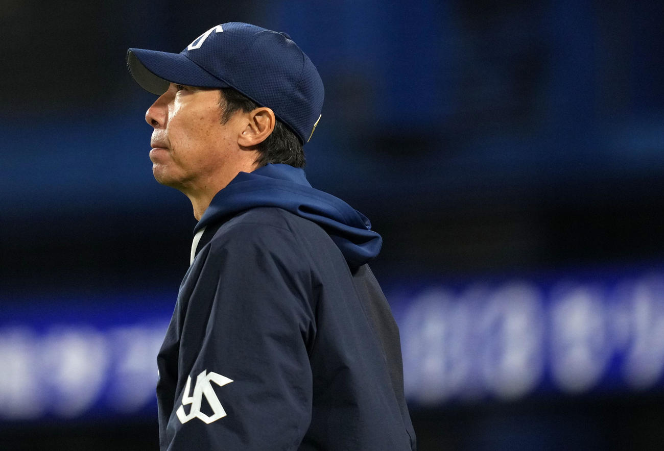 選手交代を告げるヤクルト高津監督（撮影・横山健太）