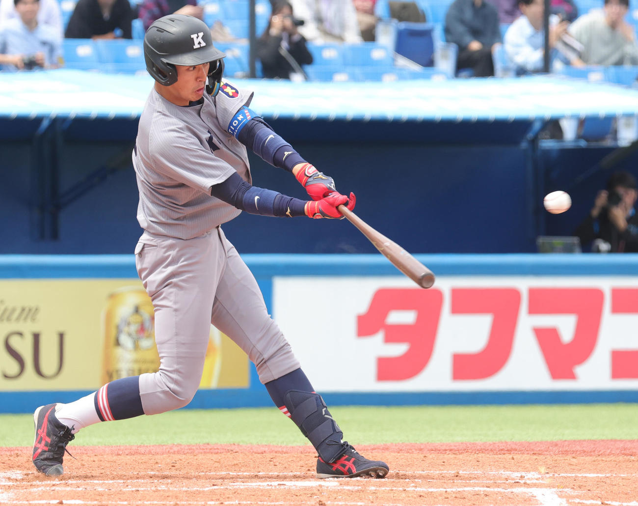 慶大対東大　3回表慶大1死一、三塁、中越え先制適時二塁打を放つ清原（撮影・野上伸悟）
