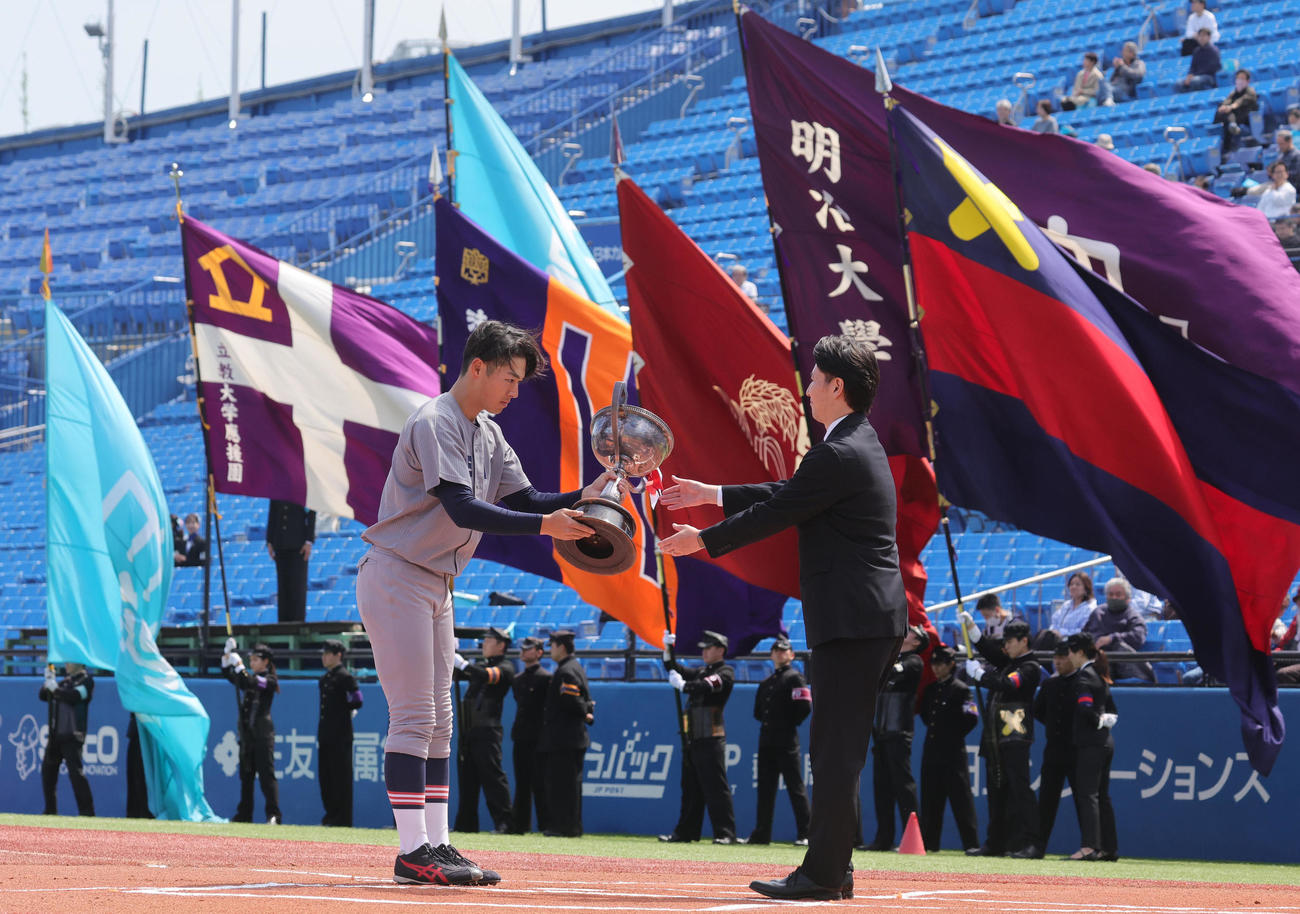 慶大対東大　開会式でカップを返還する慶大・清原（撮影・野上伸悟）