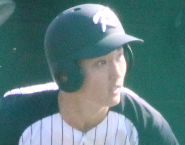 九工大対九産大　2回裏九産大2死一、二塁、右中間に2点適時三塁打を放ち、一塁に向かう浦田俊輔内野手（撮影・菊川光一）＝2024年4月13日、福岡・九共大野球場