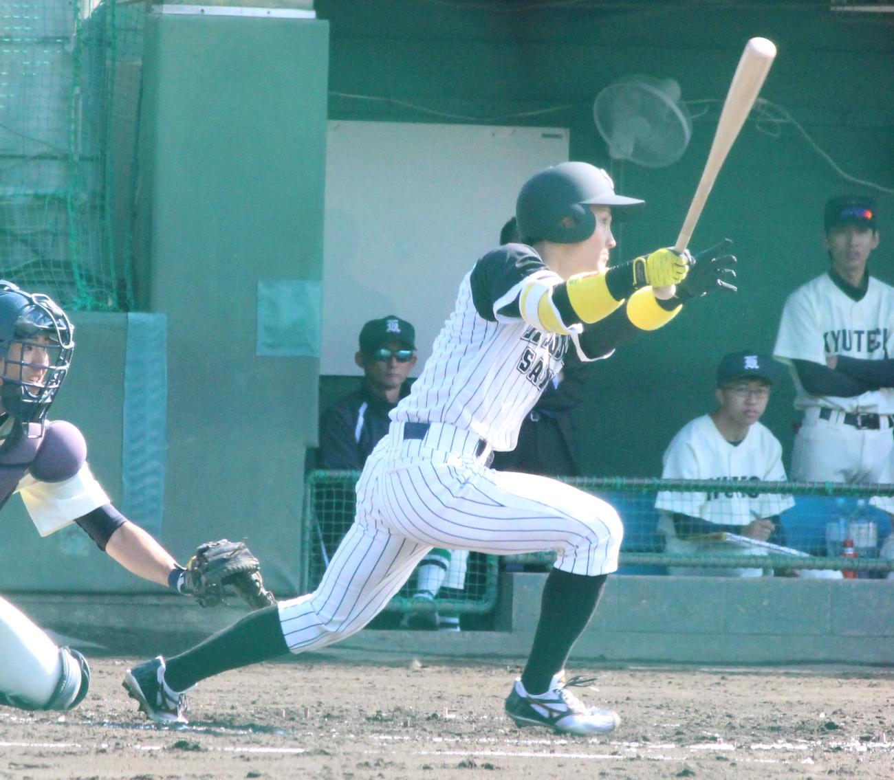 九工大対九産大　2回裏九産大2死一、二塁、右中間に2点適時三塁打を放つ浦田俊輔内野手（撮影・菊川光一）＝2024年4月13日、福岡・九共大野球場