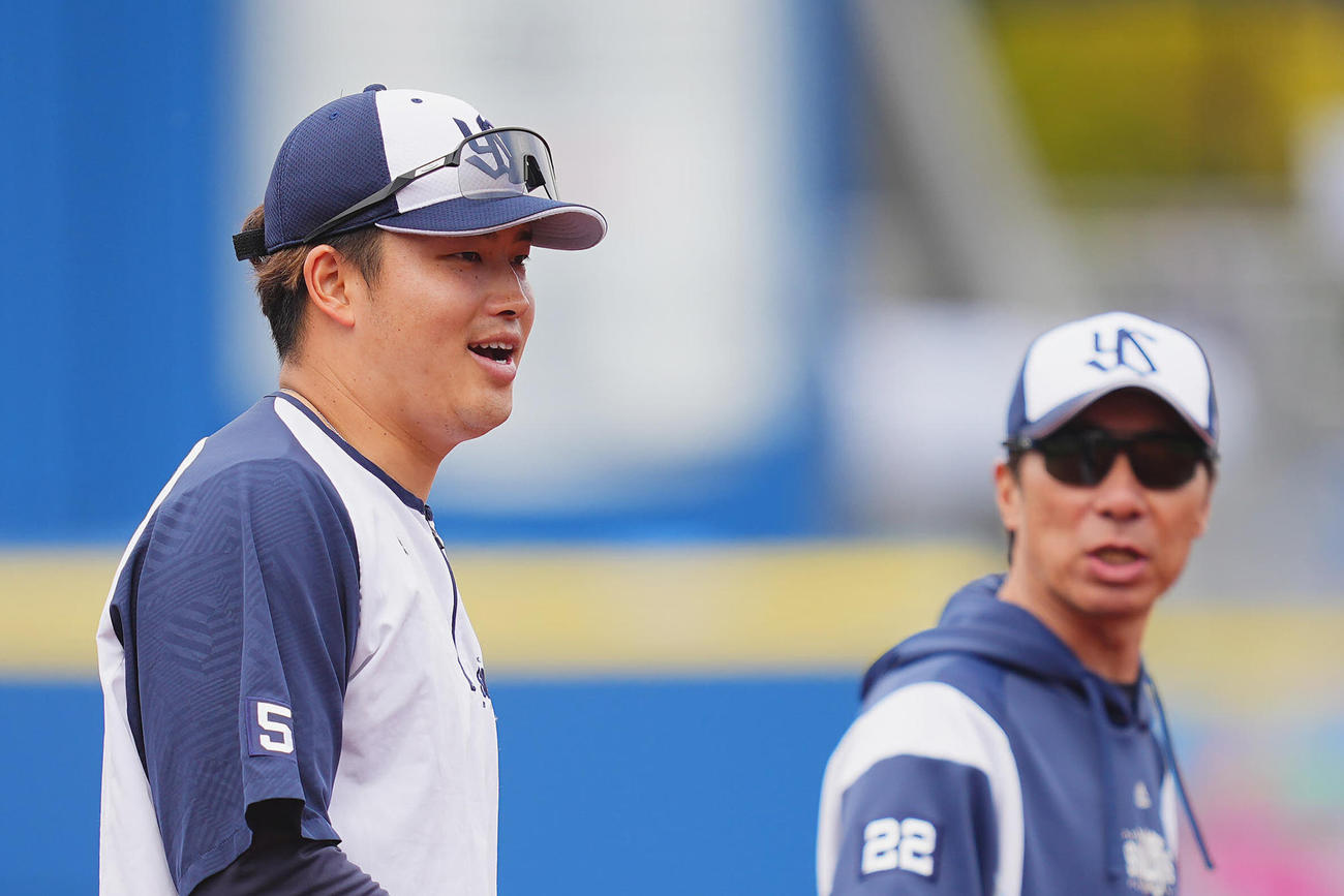 DeNA対ヤクルト　試合前練習中、高津監督（右）から声をかけられ笑顔を見せるヤクルト村上（撮影・垰建太）
