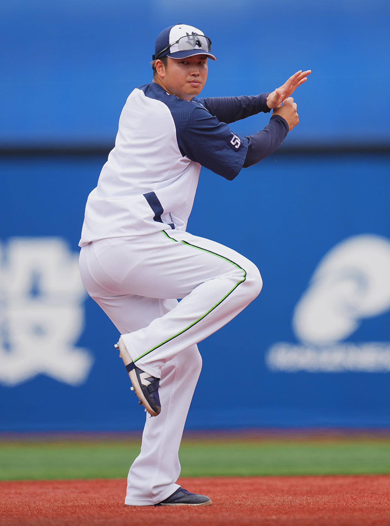 DeNA対ヤクルト　試合前練習中、フォームを確認するヤクルト村上（撮影・垰建太）