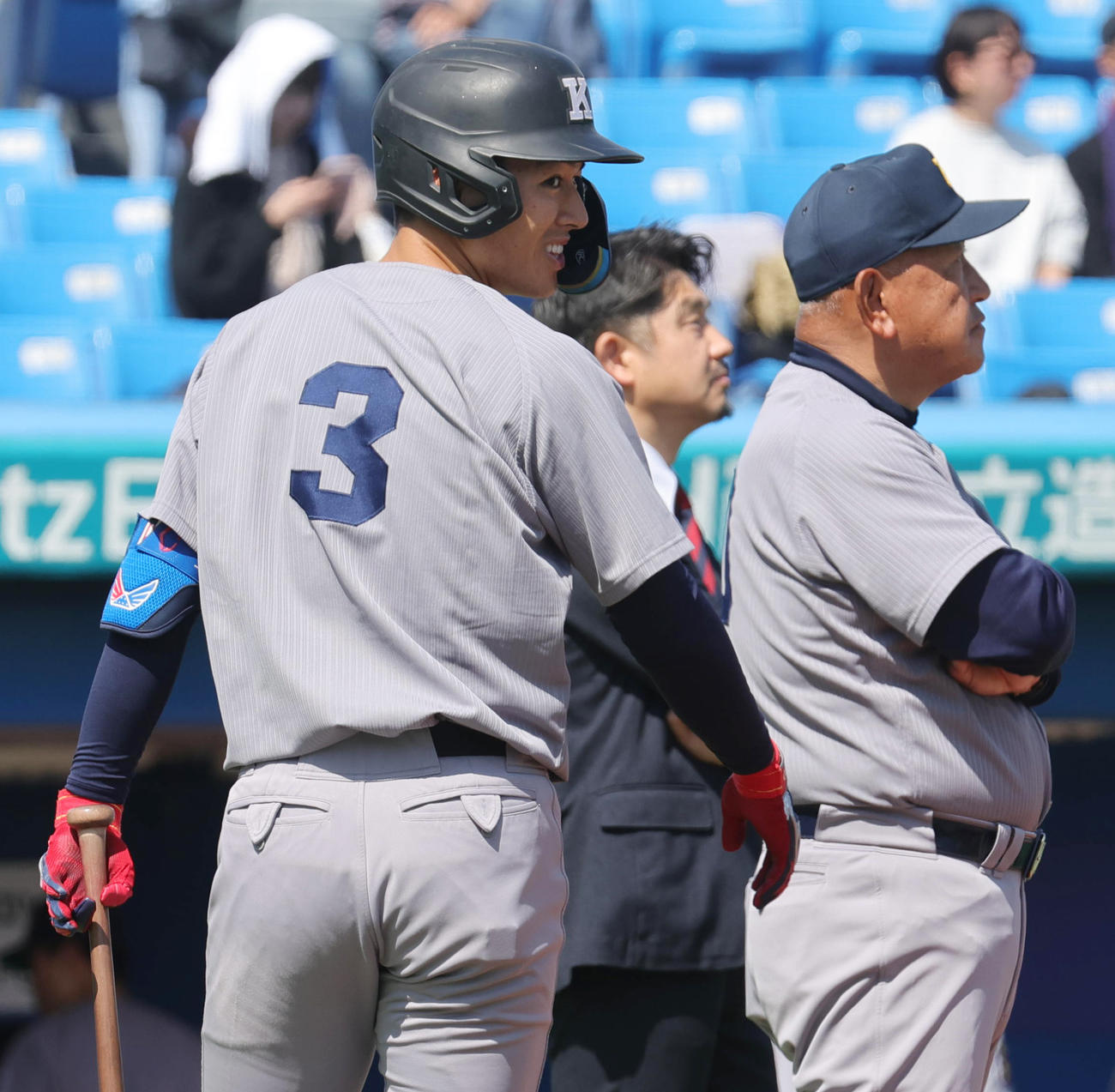 慶大対東大　4番一塁でスタメン出場する慶大・清原。右は堀井監督（撮影・野上伸悟）