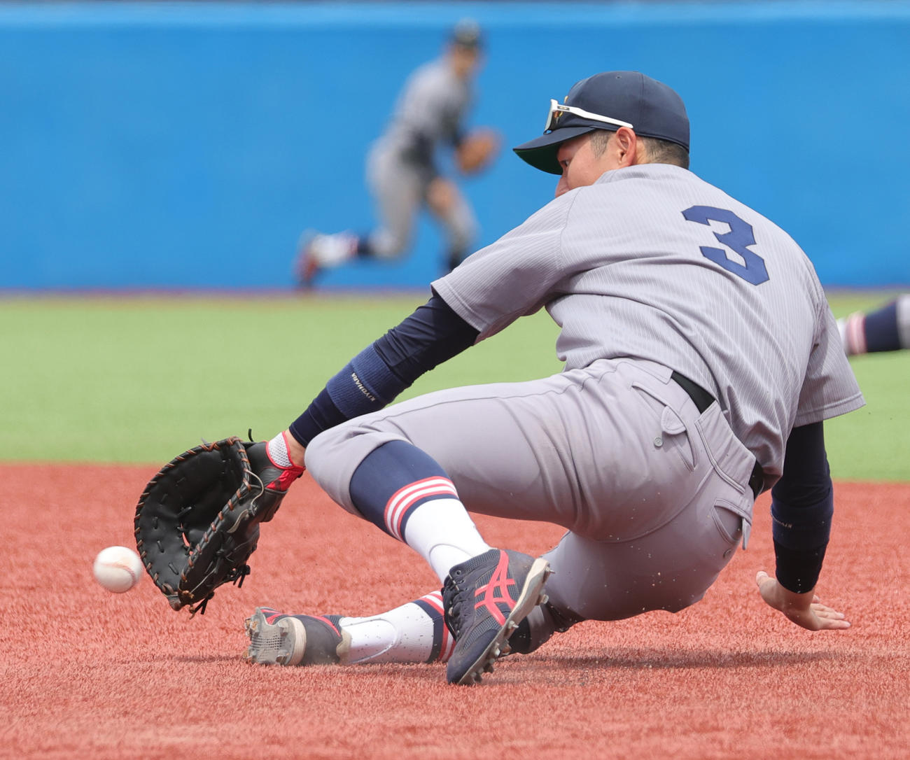 慶大対東大　4回裏東大2死、内田の一ゴロを好処理する清原（撮影・野上伸悟）