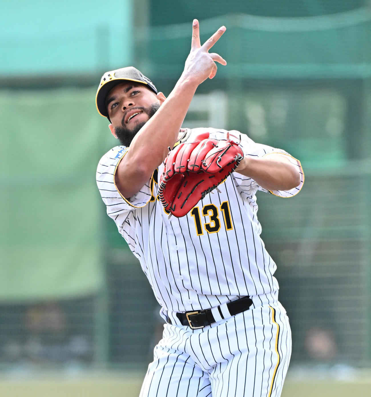 阪神対ソフトバンク　6回表ソフトバンク1死一塁、ダブルプレーにボルトポーズをし喜ぶベタンセス（撮影・石井愛子）