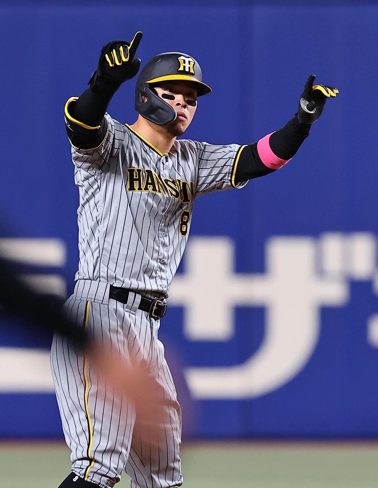 中日対阪神　1回表阪神2死一、二塁、佐藤輝は中へ先制2点適時二塁打を放つ（撮影・上田博志）