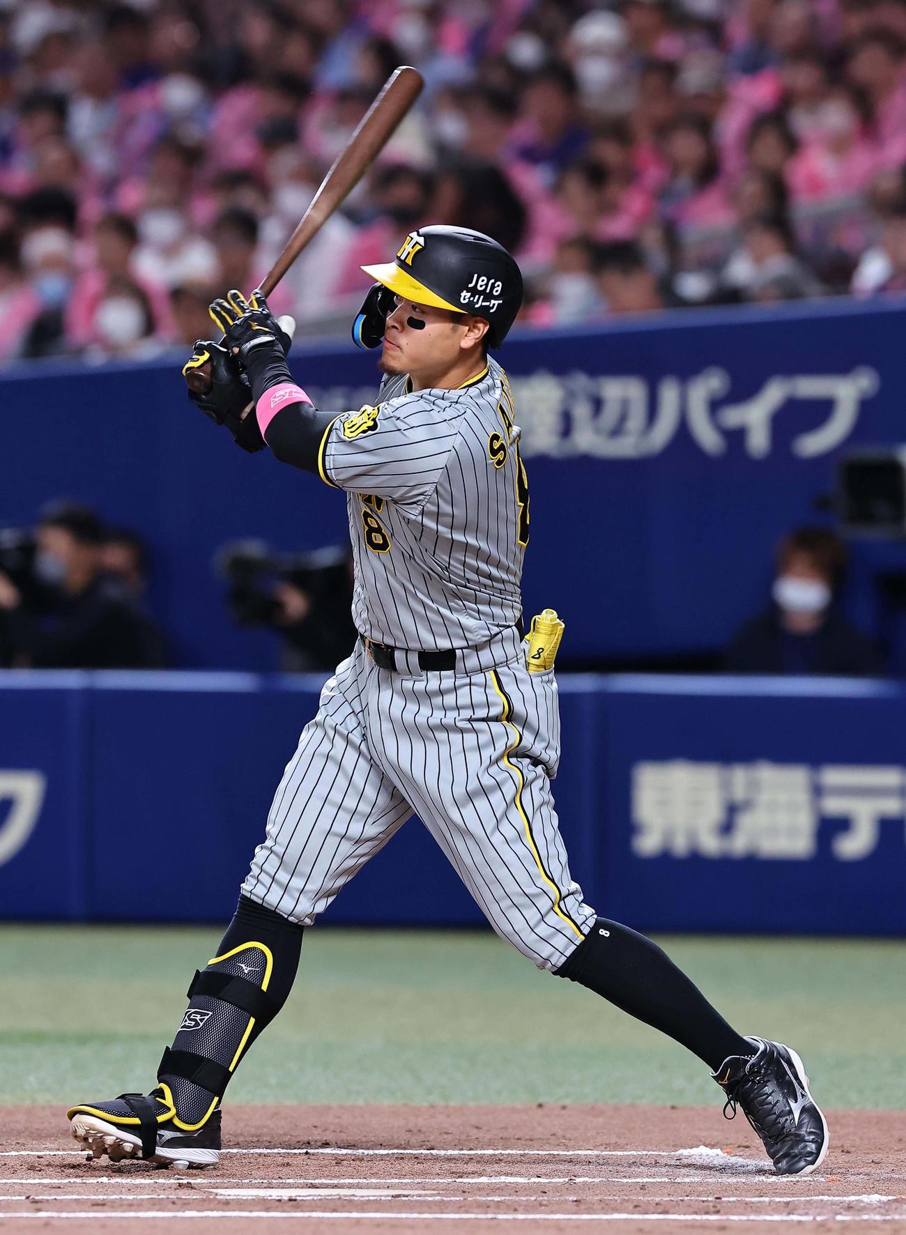 中日対阪神　1回表阪神2死一、二塁、佐藤輝は中へ先制2点適時二塁打を放つ（撮影・上田博志）