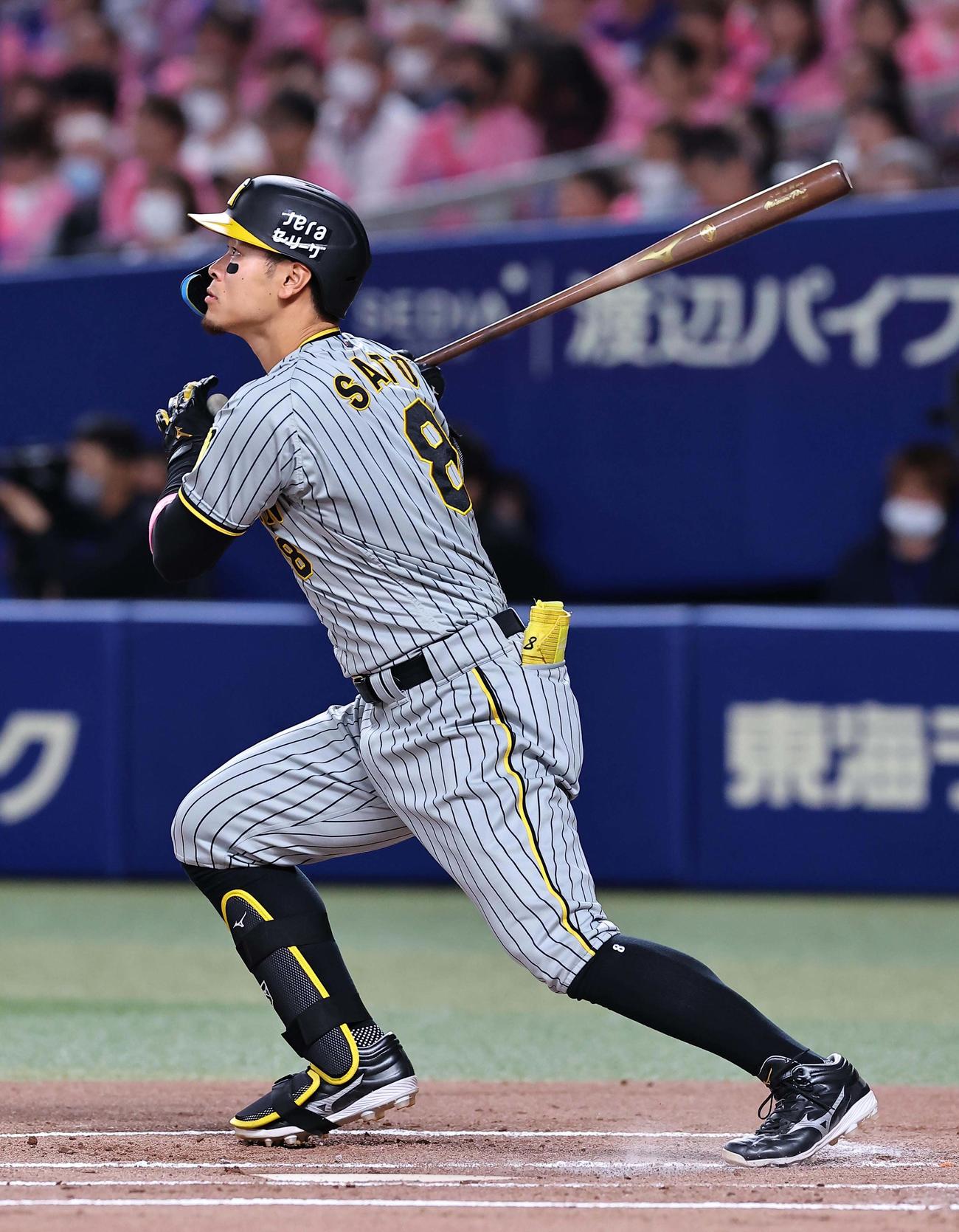 中日対阪神　1回表阪神2死一、二塁、佐藤輝は中へ先制2点適時二塁打を放つ（撮影・上田博志）