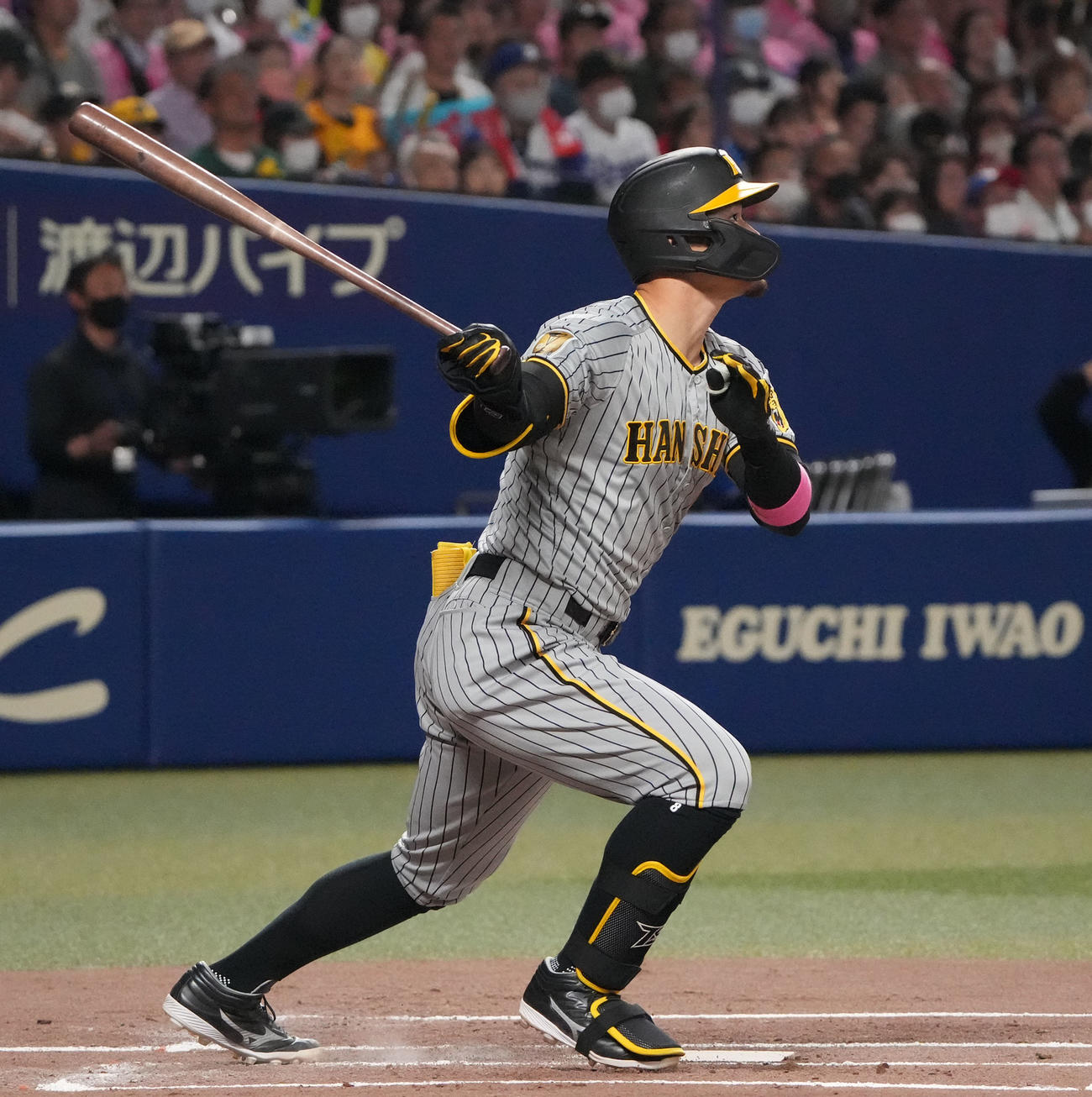 中日対阪神　1回表阪神2死一、二塁、右中間へ2点適時二塁打を放つ佐藤輝（撮影・森本幸一）
