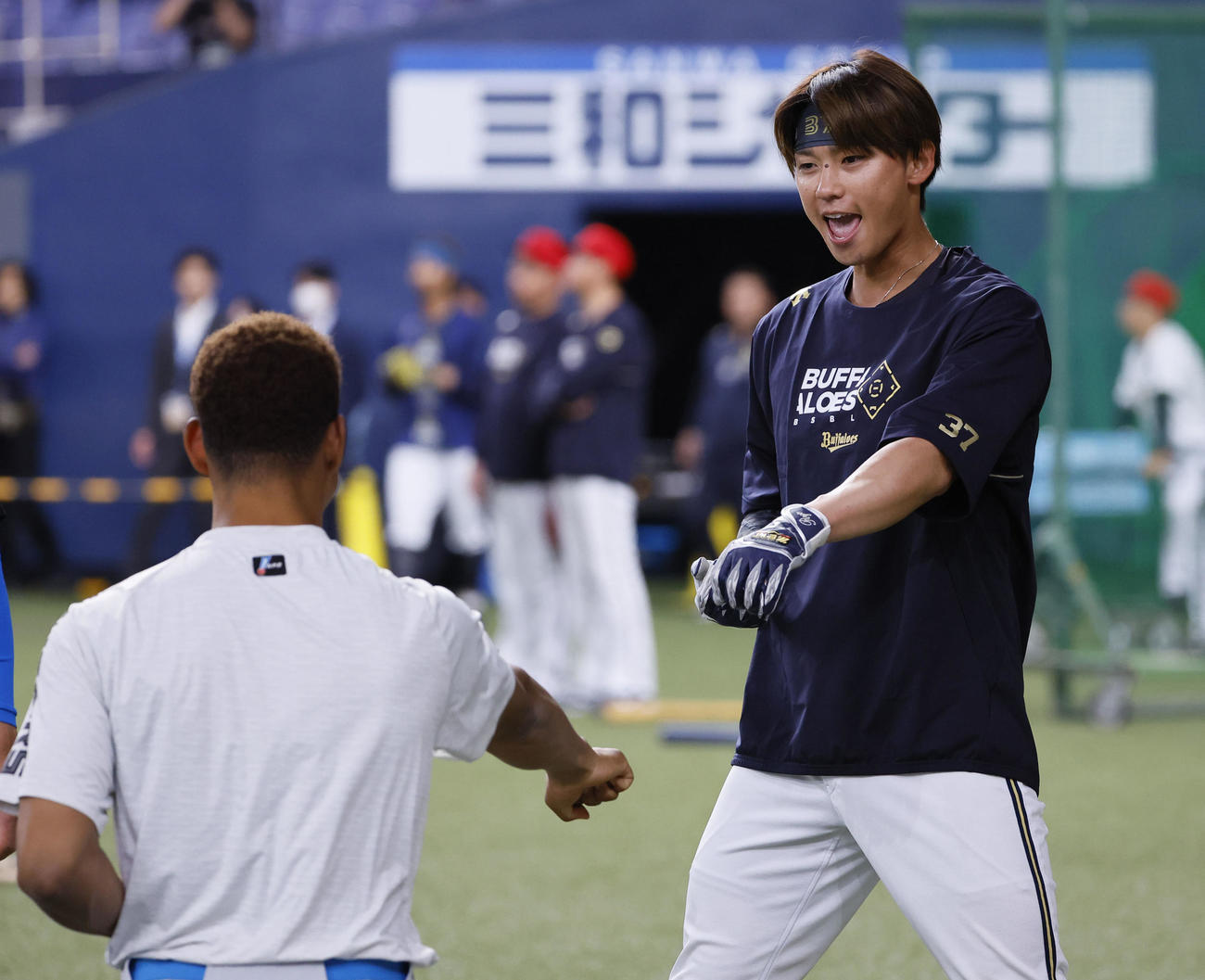 オリックス対日本ハム　日本ハム万波（左）とポーズをとるオリックス石川（撮影・藤尾明華）