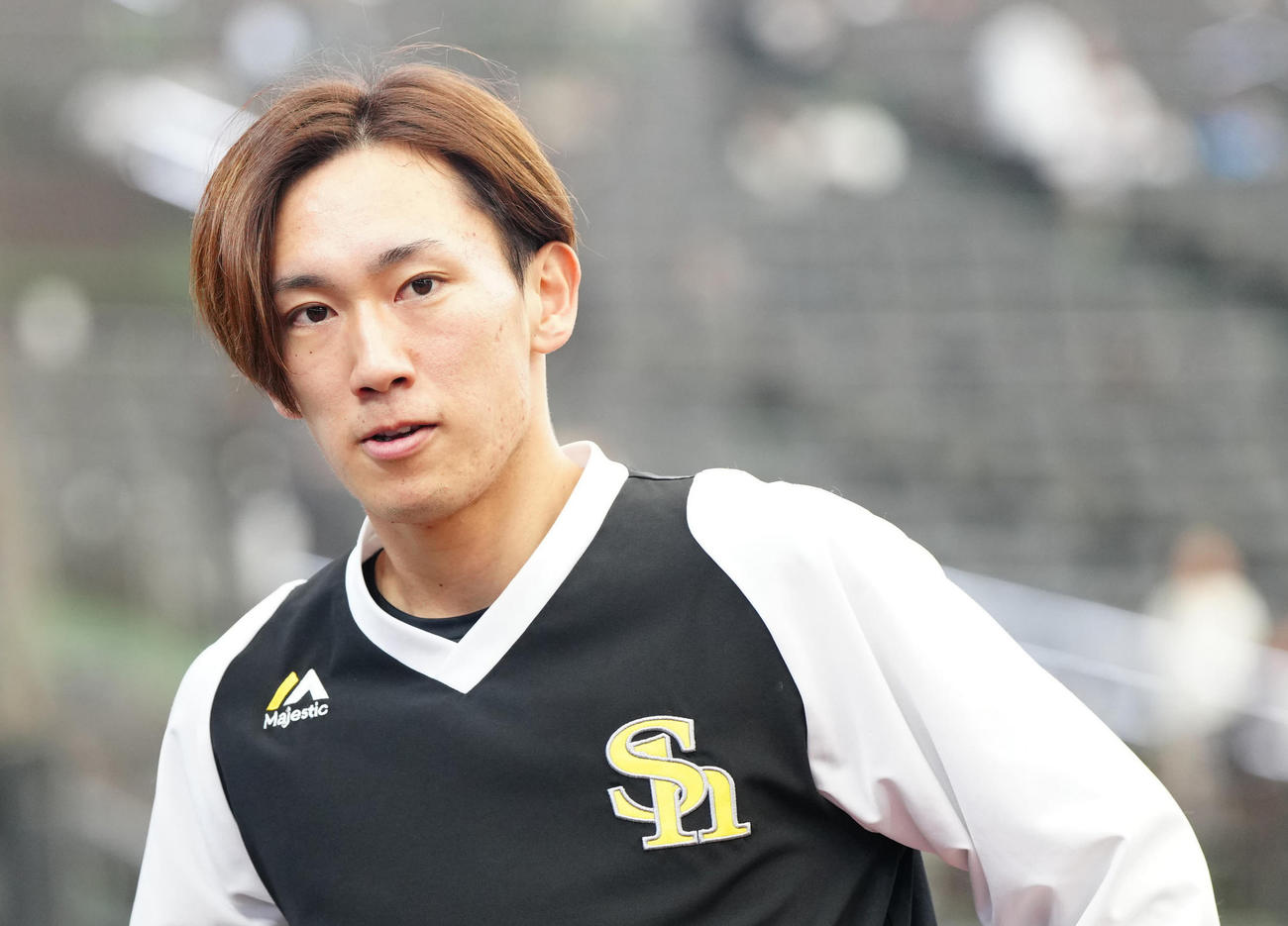 西武対ソフトバンク　試合前練習後、取材に応じるソフトバンク大津（撮影・江口和貴）