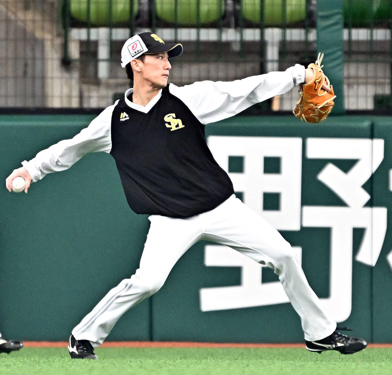 西武対ソフトバンク　試合前練習のキャッチボールで調整するソフトバンク大津（撮影・滝沢徹郎）