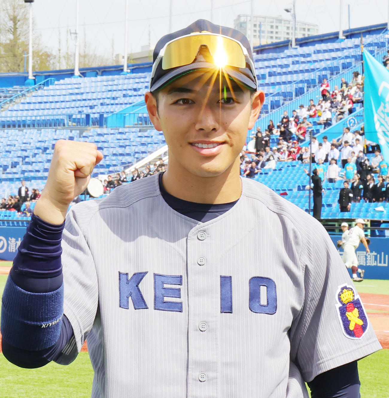 慶大対東大　先制打で開幕戦勝利に貢献した慶大・清原は笑顔でガッツポーズ（撮影・野上伸悟）