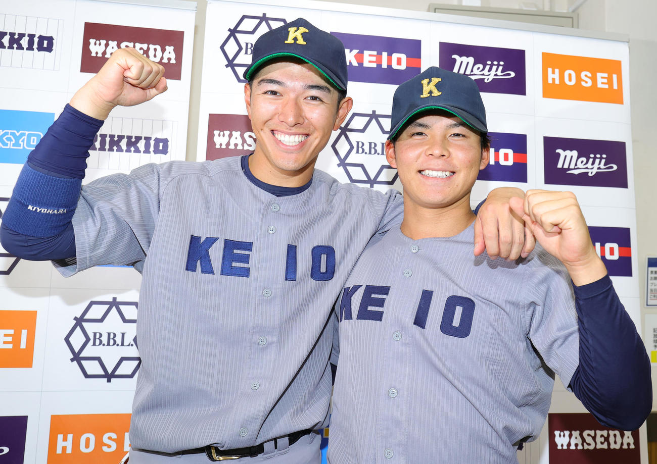 慶大対東大　先制打の慶大・清原（左）と先発し勝利投手の外丸は、開幕戦勝利に笑顔でガッツポーズ（撮影・野上伸悟）