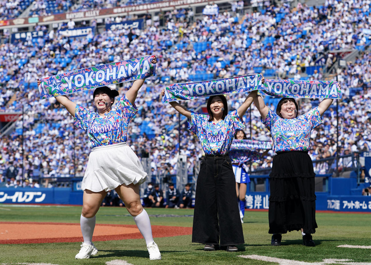 DeNA対ヤクルト　会場を盛り上げる3時のヒロイン。左からゆめっち、福田麻貴、かなで（撮影・横山健太）