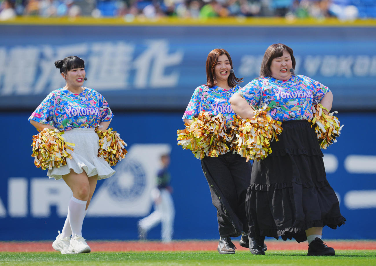 DeNA対ヤクルト　試合前スタメン発表で登場する3時のヒロインのゆめっち（左）、福田麻貴（中央）、かなで（撮影・垰建太）
