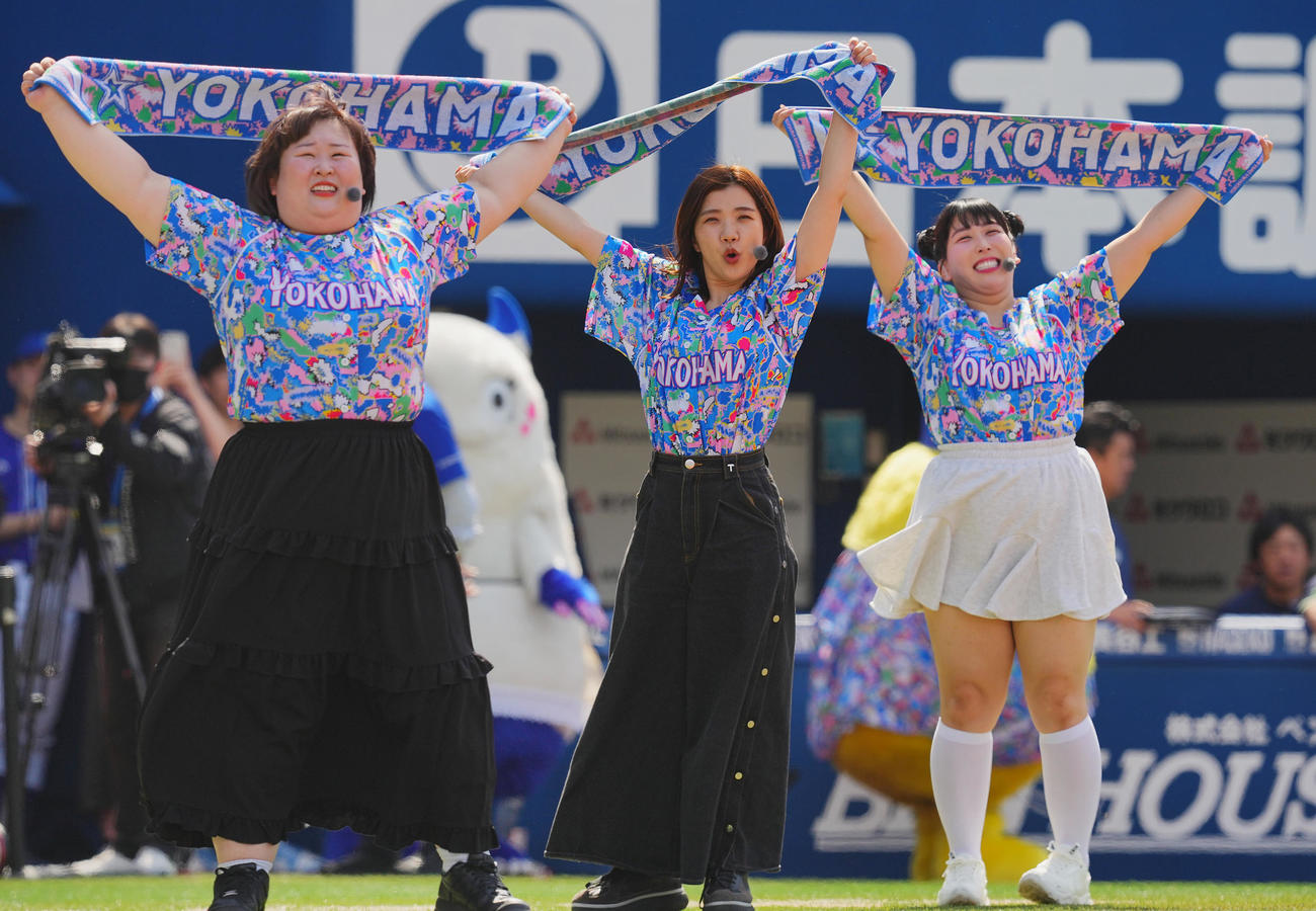 DeNA対ヤクルト　試合前スタメン発表で登場する3時のヒロインのゆめっち（右）、福田麻貴（中央）、かなで（撮影・垰建太）