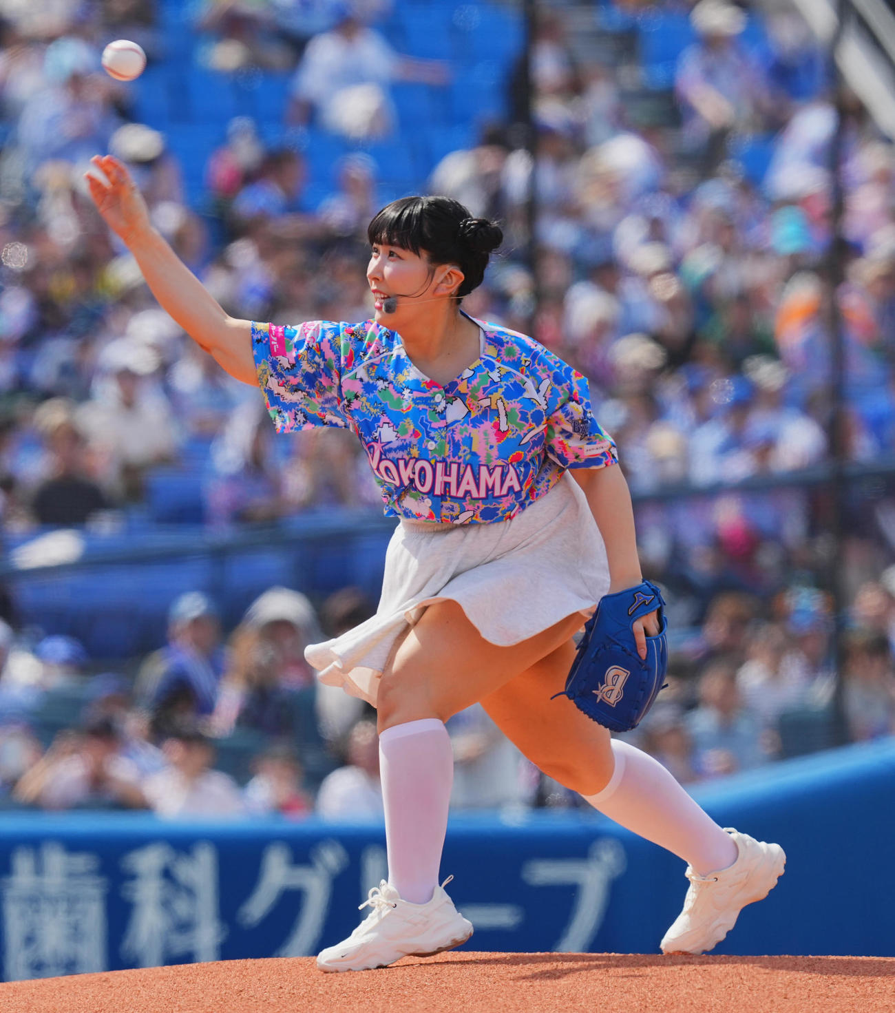 DeNA対ヤクルト　試合前セレモニアルピッチを行う3時のヒロインのゆめっち（撮影・垰建太）