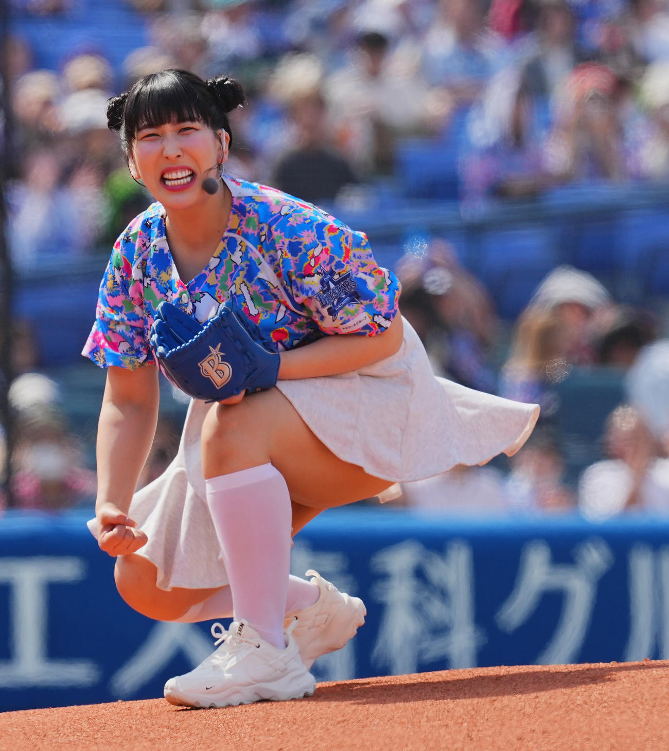 DeNA対ヤクルト　試合前セレモニアルピッチを行う3時のヒロインのゆめっち（撮影・垰建太）