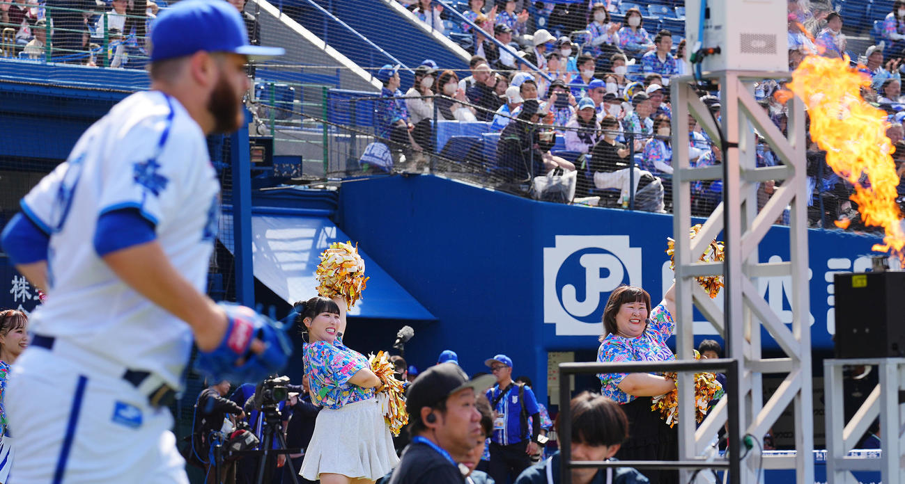 DeNA対ヤクルト　試合前、DeNA先発のケイ（手前）を送り出す3時のヒロインのゆめっち（左）とかなで（撮影・垰建太）