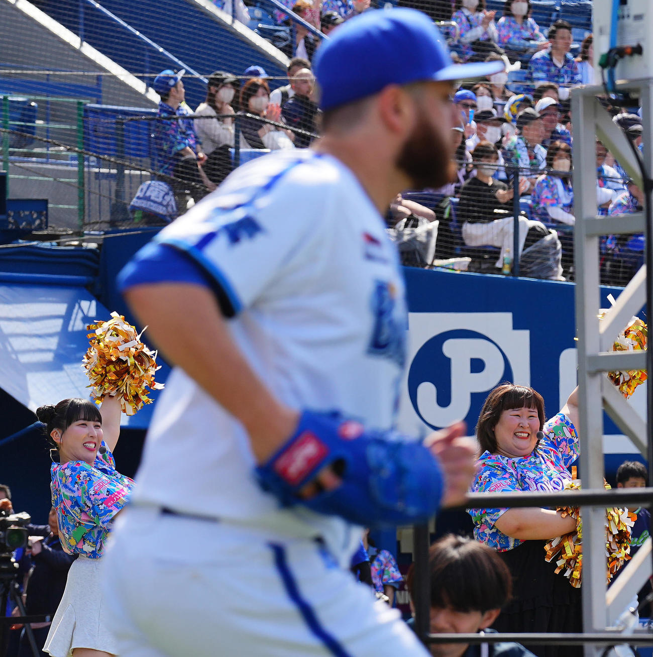 DeNA対ヤクルト　試合前、DeNA先発のケイ（手前）を送り出す3時のヒロインのゆめっち（左）とかなで（撮影・垰建太）