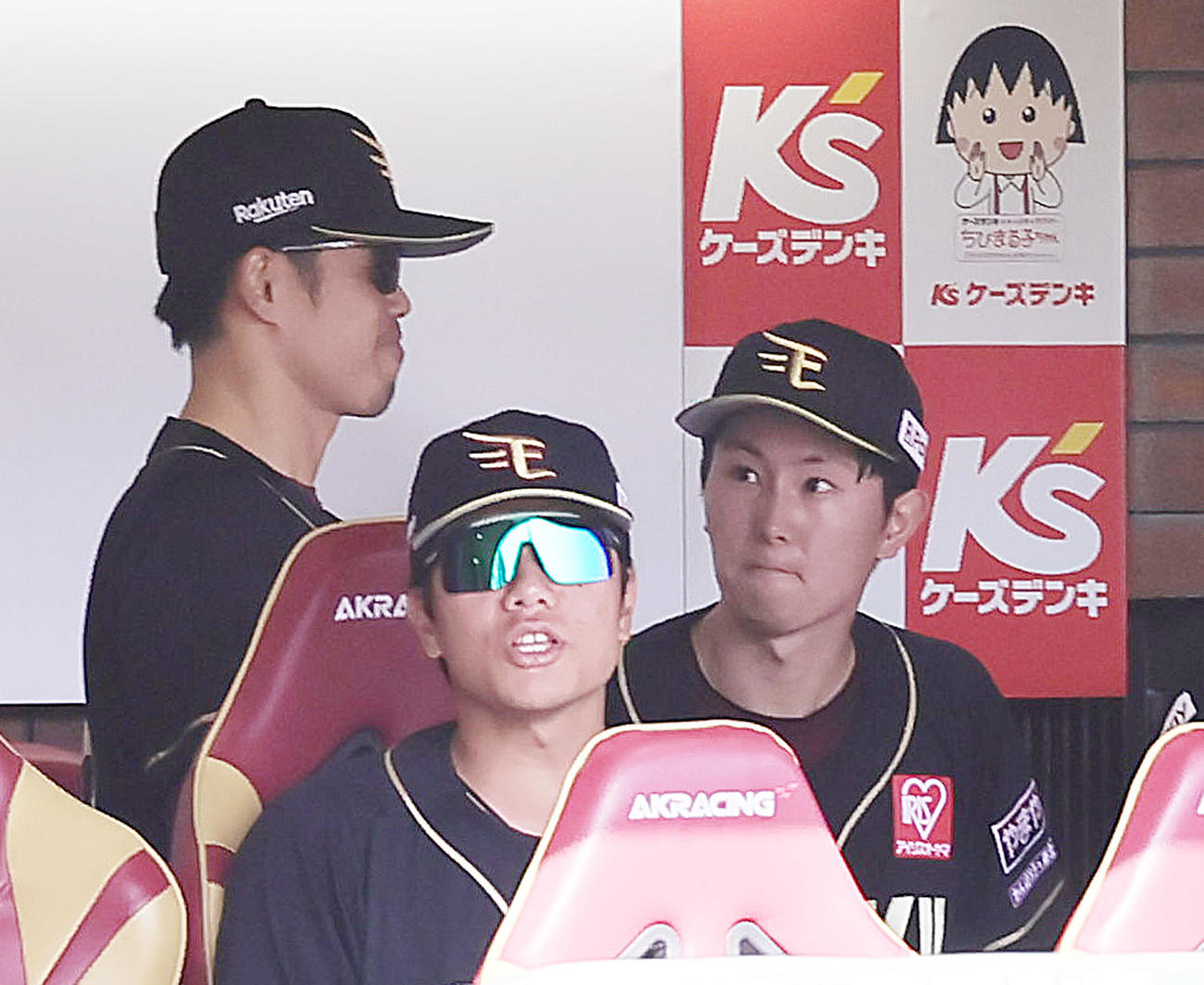 楽天対ロッテ　4回を終えた楽天松田（右）に声をかける今江監督（左）（撮影・足立雅史）