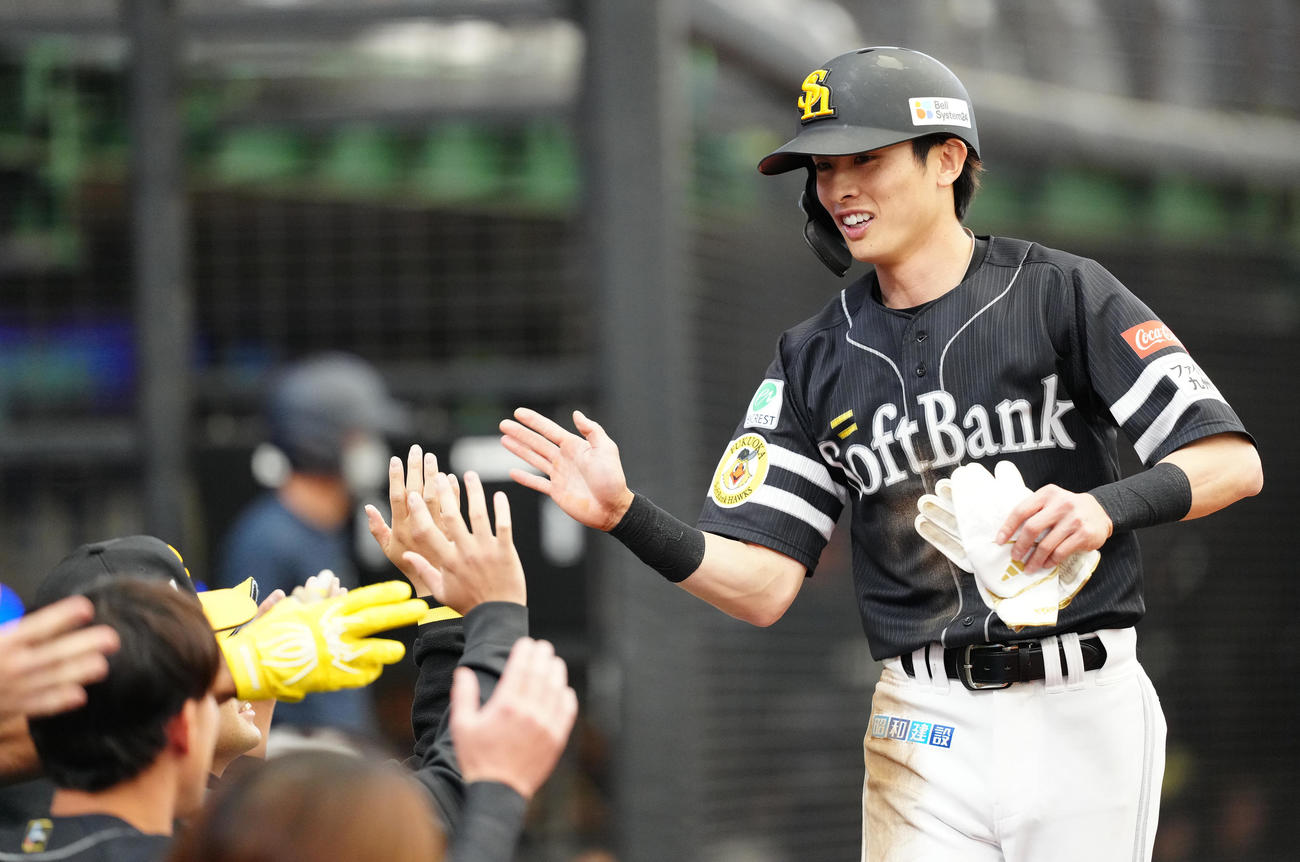 西武対ソフトバンク　1回表ソフトバンク1死二塁、柳田の先制適時二塁打で生還した周東（撮影・江口和貴）