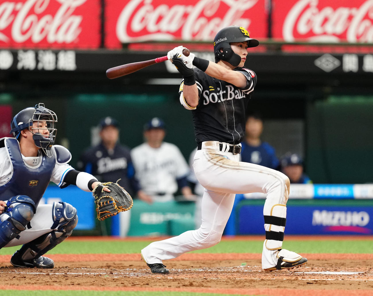 西武対ソフトバンク　3回表ソフトバンク無死、右前打を放つ周東（撮影・江口和貴）