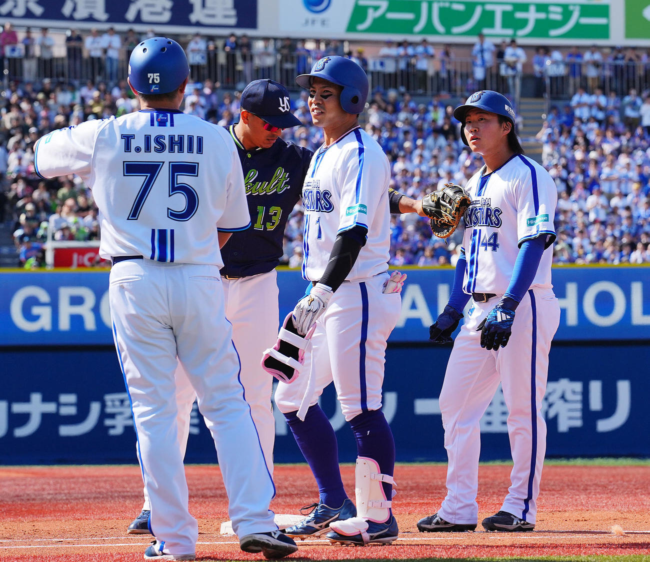 DeNA対ヤクルト　2回裏DeNA無死一、三塁、桑原（中央）の三直で一走石上（右）は塁に戻れず併殺となる（撮影・垰建太）