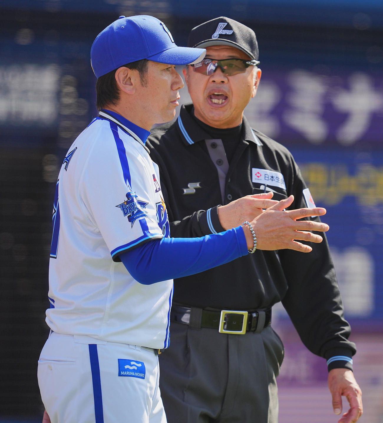 DeNA対ヤクルト　2回裏DeNA無死一、三塁、桑原の併殺の説明を受ける三浦監督（左）（撮影・垰建太）