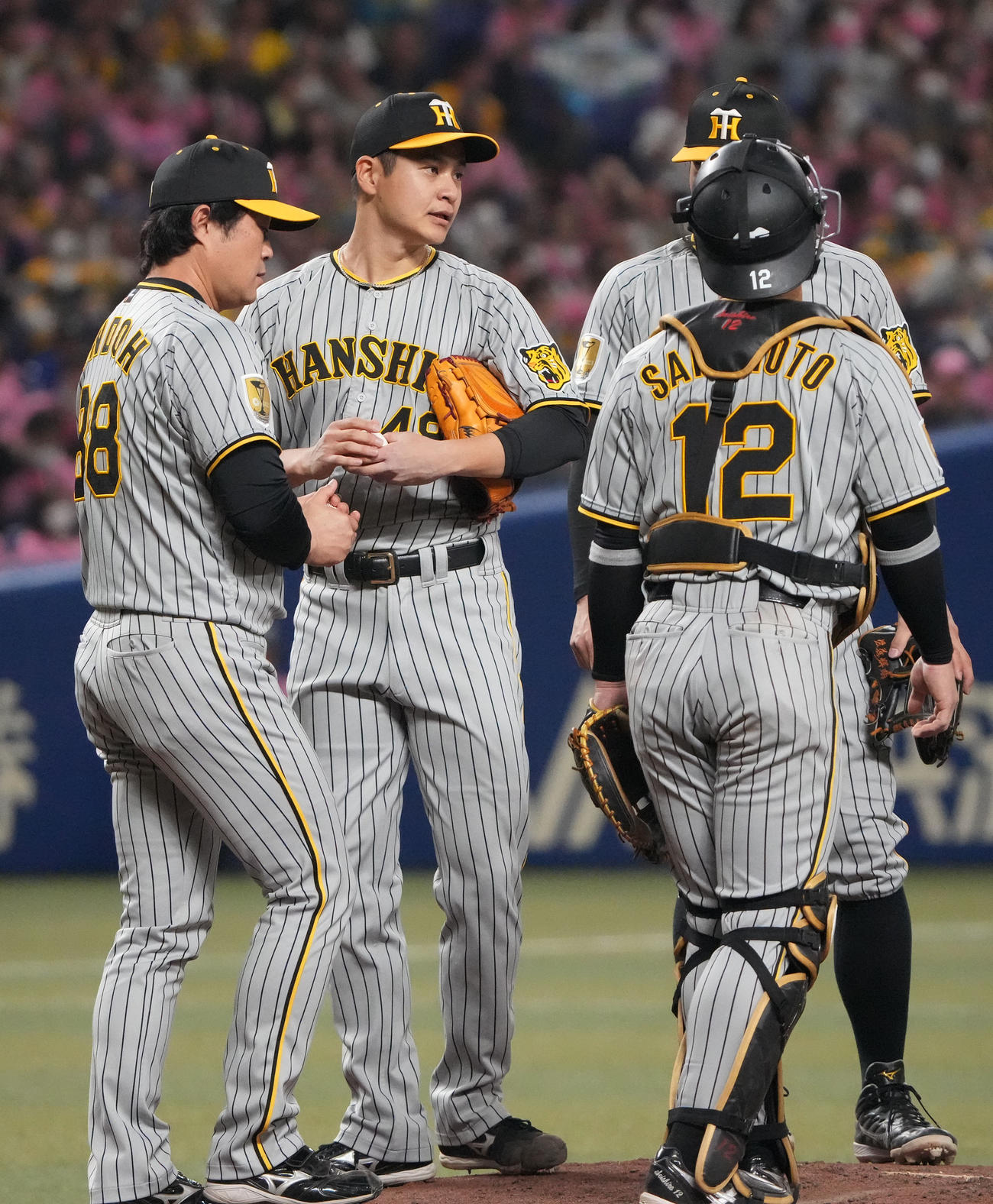 中日対阪神　6回裏中日無死満塁、マウンドを降りる大竹（左から2人目）（撮影・森本幸一）