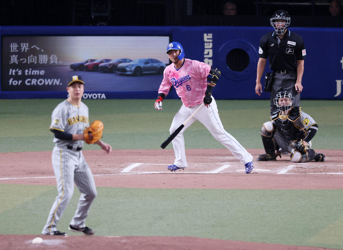 中日対阪神　6回裏中日無死一、三塁、中田は中適時打を放つ。投手は大竹（撮影・加藤哉）