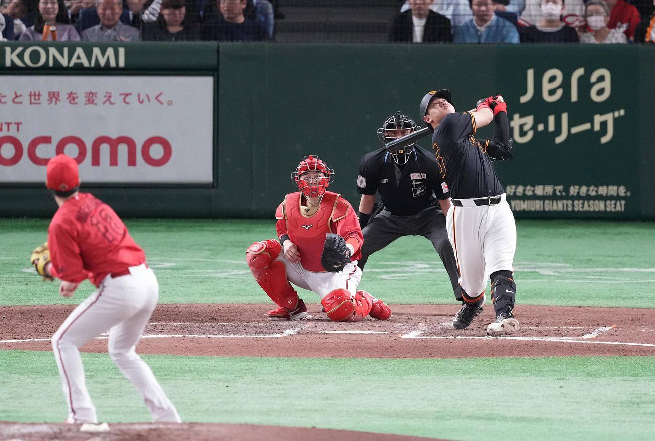 巨人対広島　6回裏巨人1死二塁、岡本和の放った飛球は天井の懸垂物に挟まり、先制のエンタイトル適時二塁打となる。投手森下（撮影・鈴木みどり）