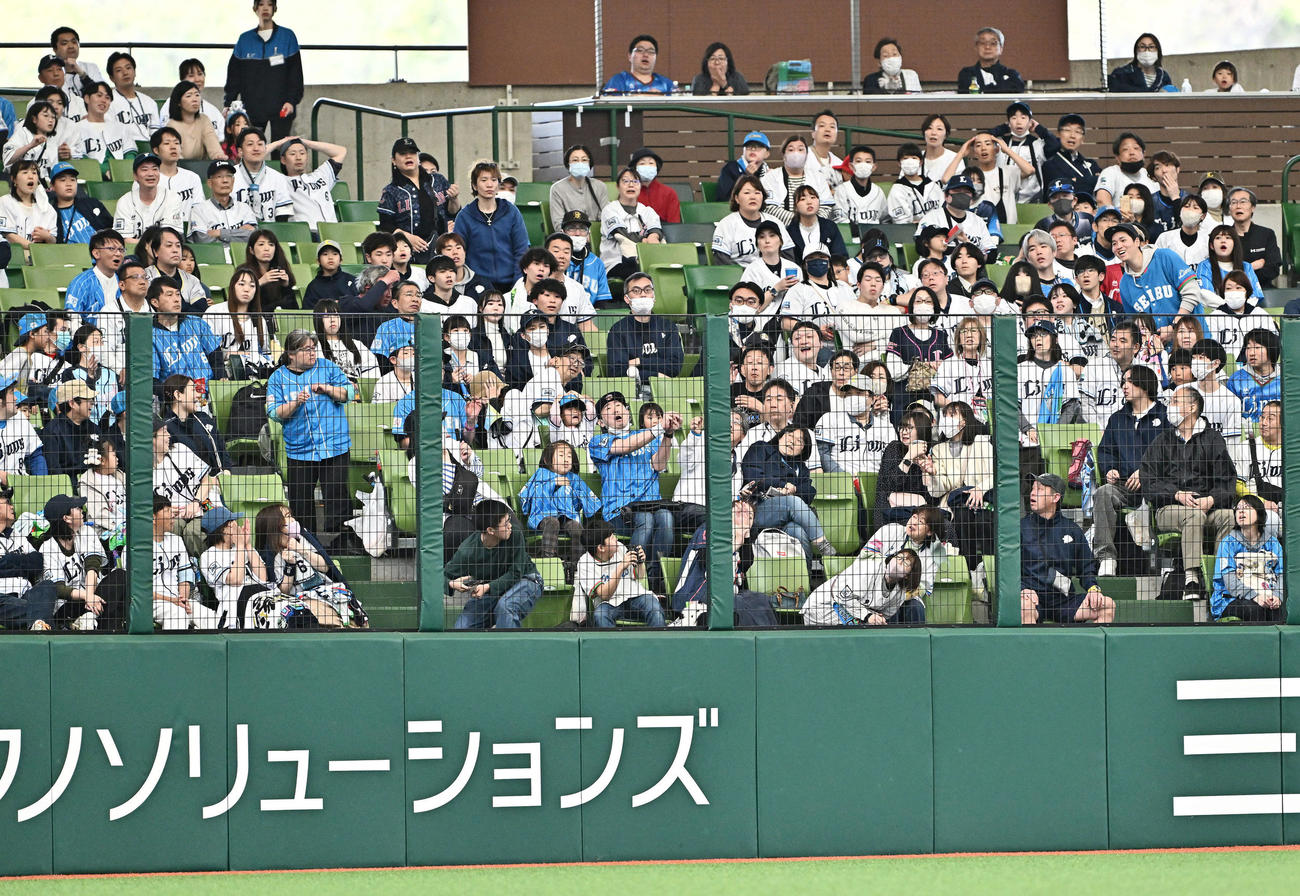 西武対ソフトバンク　6回表ソフトバンク1死満塁、山川の満塁本塁打の打球は西武ファンのいる左翼席に入る（撮影・滝沢徹郎）