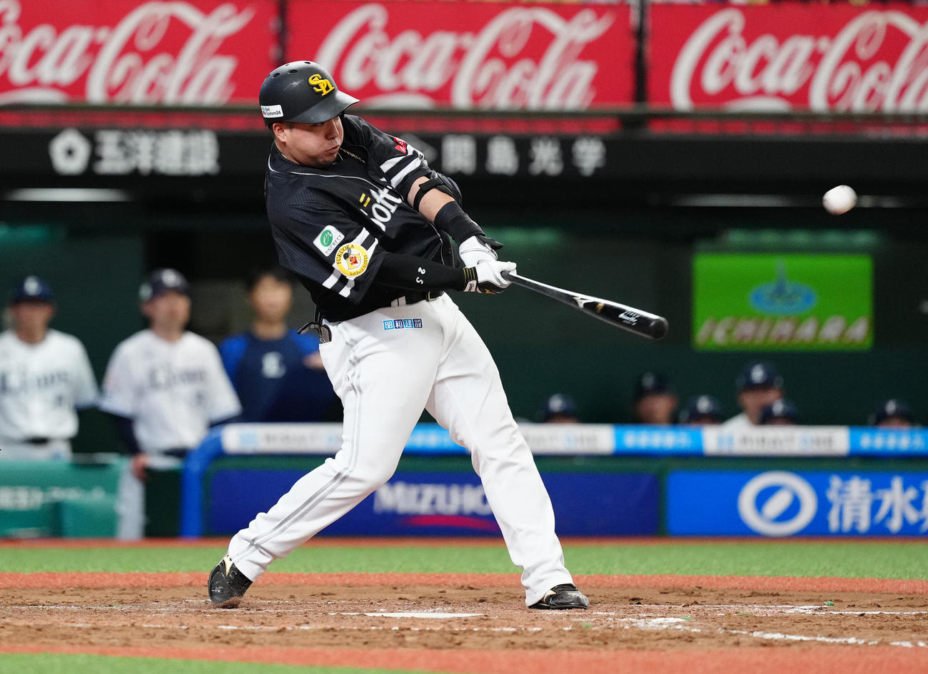 西武対ソフトバンク　8回表ソフトバンク無死満塁、2打席連続満塁本塁打を放つ山川（撮影・江口和貴）