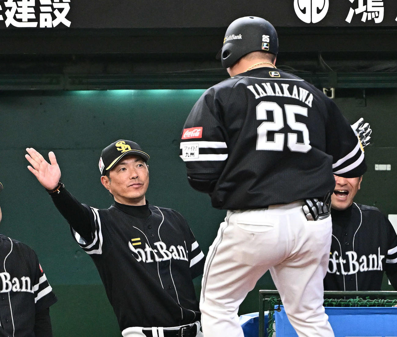 西武対ソフトバンク　8回表ソフトバンク無死満塁、2打席連続となる左越え満塁本塁打を放った山川（手前）を迎える小久保監督（撮影・滝沢徹郎）