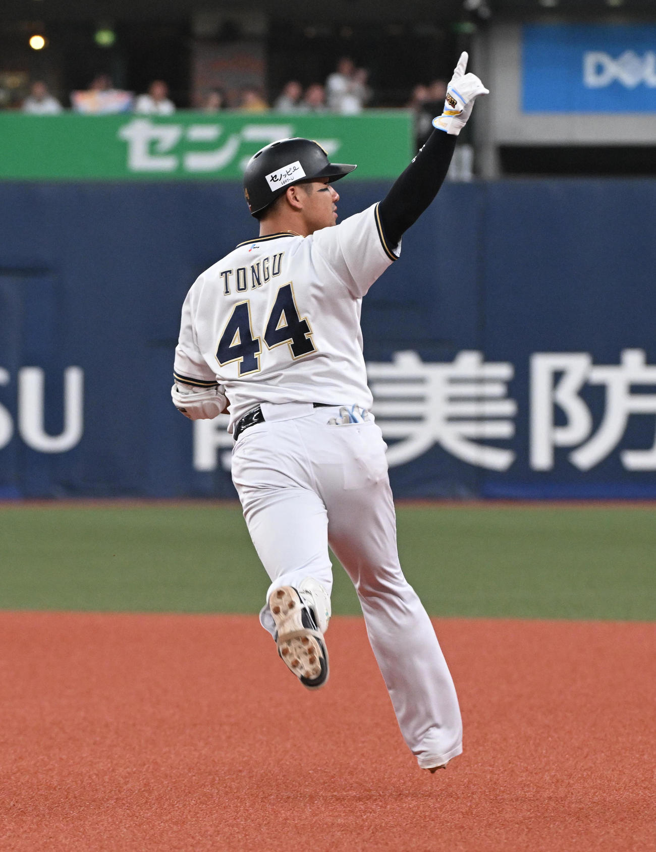オリックス対日本ハム　7回裏オリックス2死一塁、頓宮は右越え2点本塁打を放ちガッツポーズ（撮影・前岡正明）