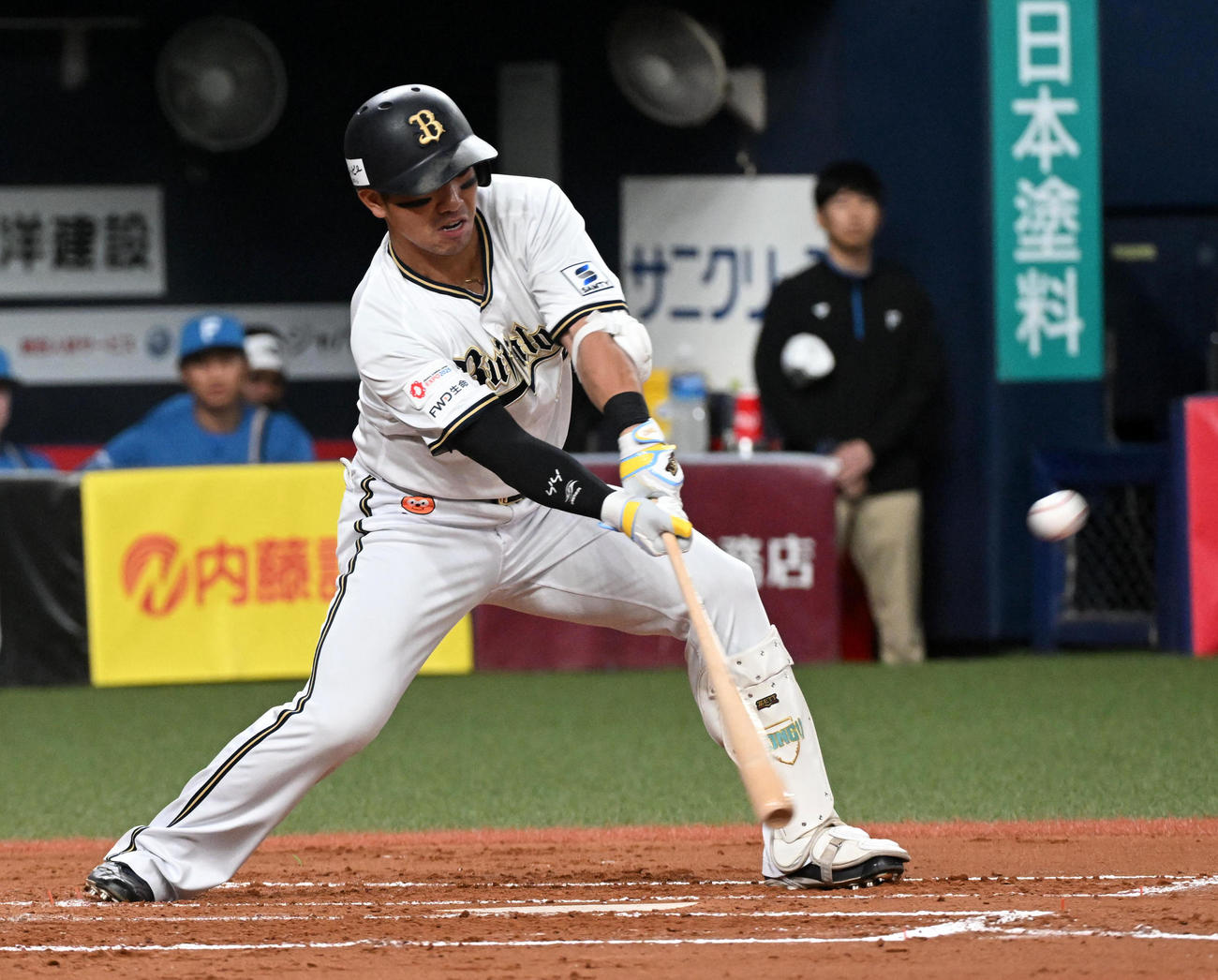 オリックス対日本ハム　2回裏オリックス2死二、三塁、頓宮は先制右前適時打を放つ（撮影・前岡正明）