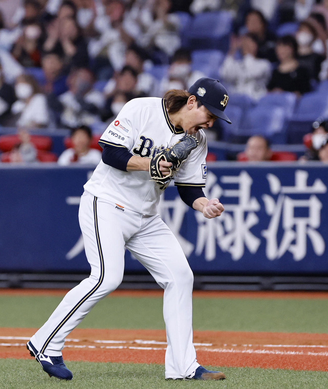 オリックス対日本ハム　4回表日本ハム1死一、二塁、上川畑（左）を二ゴロ併殺に打ち取りガッツポーズをする宮城（撮影・藤尾明華）