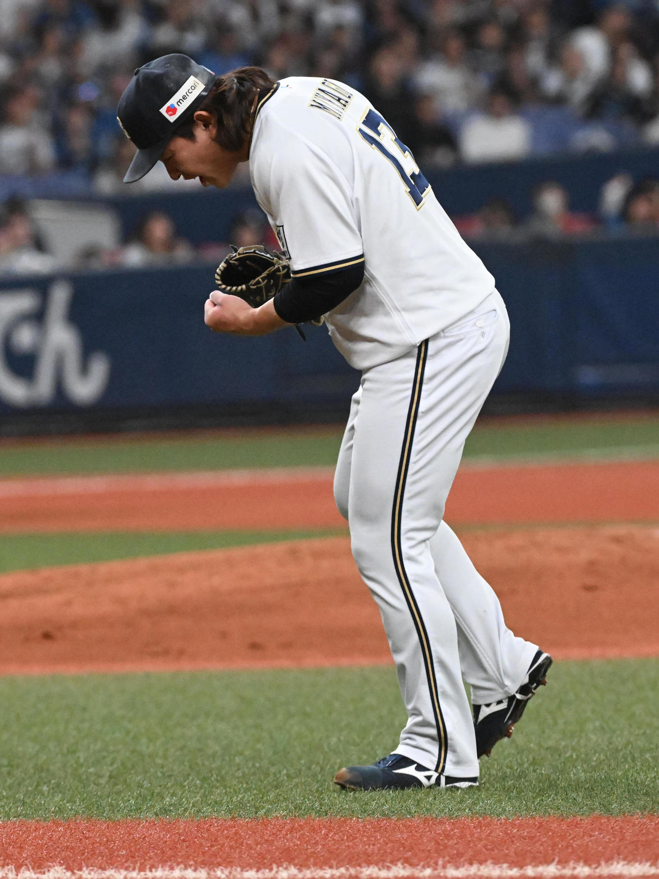 オリックス対日本ハム　4回表日本ハム1死一、二塁、上川畑を二ゴロ併殺に打ち取りほえる宮城（撮影・前岡正明）