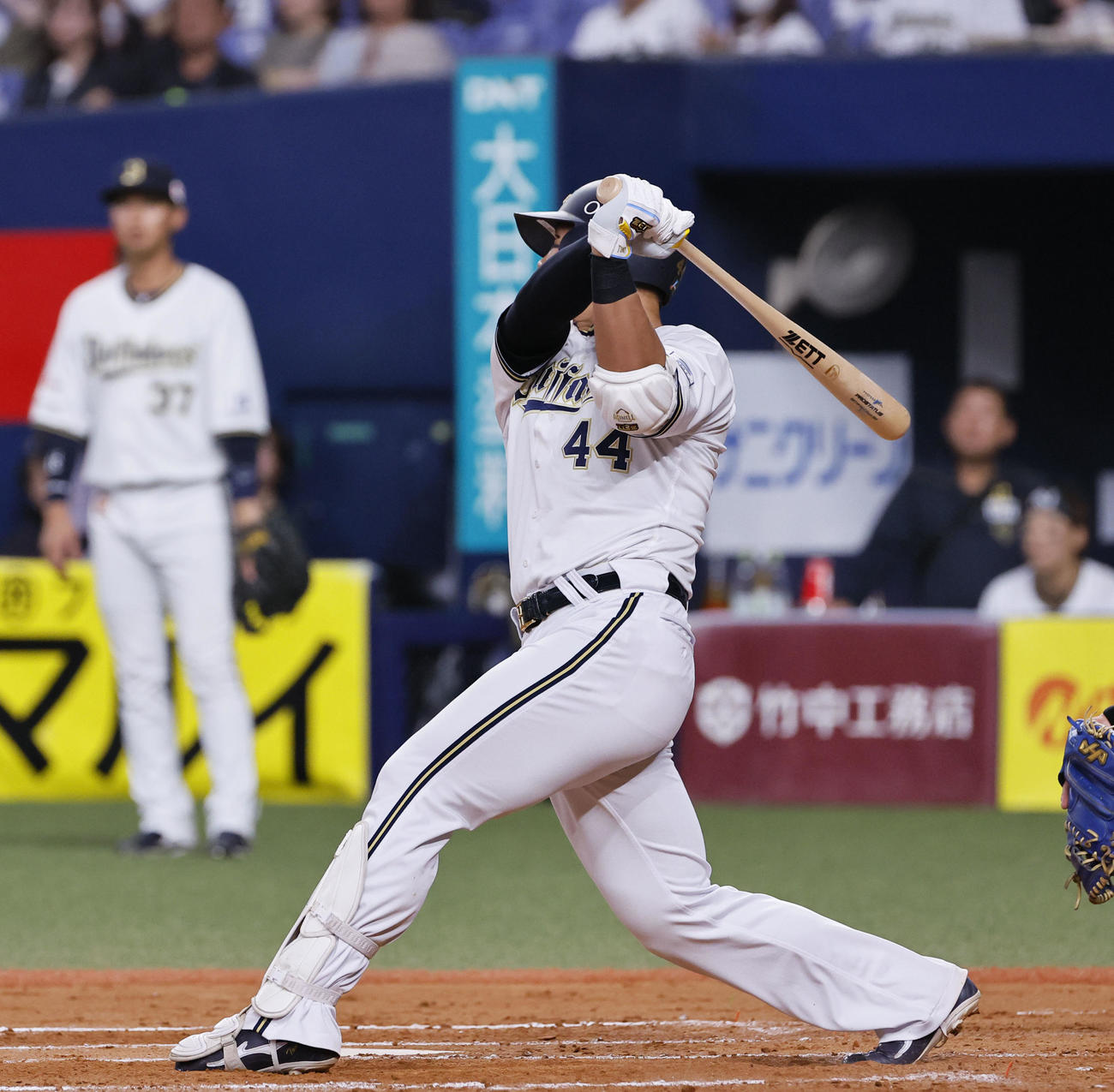 オリックス対日本ハム　7回裏オリックス2死一塁、頓宮は右越えに2点本塁打を放つ（撮影・藤尾明華）