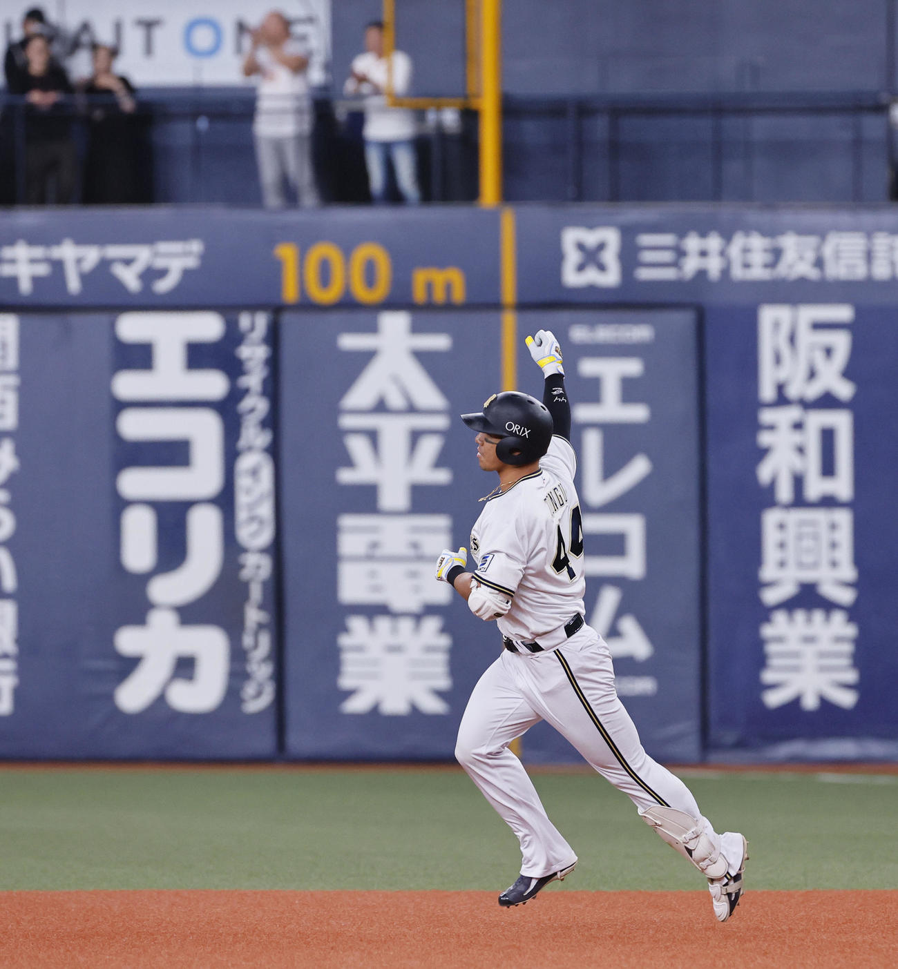 オリックス対日本ハム　7回裏オリックス2死一塁、頓宮は右越えに2点本塁打を放ちガッツポーズをする（撮影・藤尾明華）