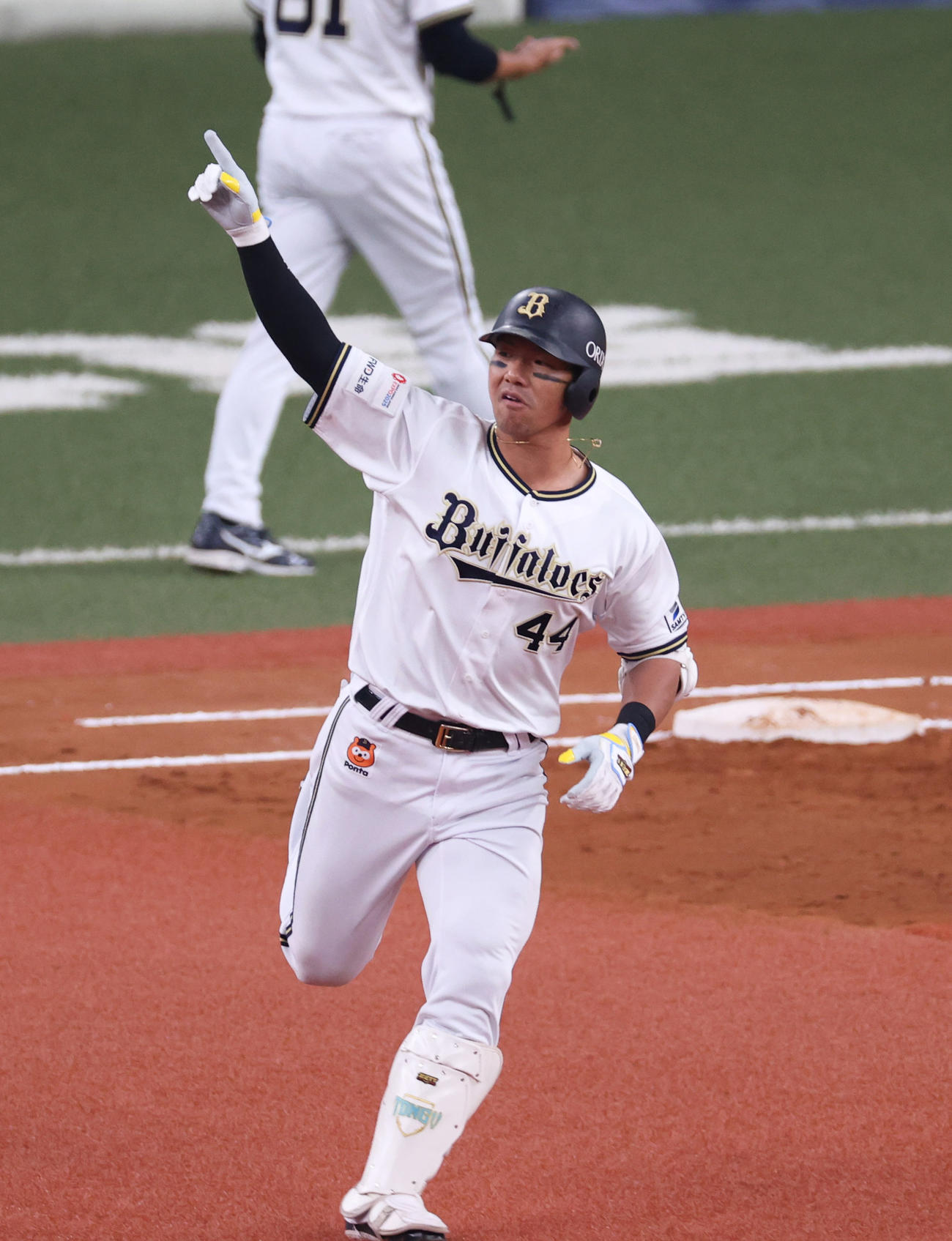 オリックス対日本ハム　7回裏オリックス2死一塁、頓宮は右越え2点本塁打を放ちダイヤモンドを1周する（撮影・上山淳一）