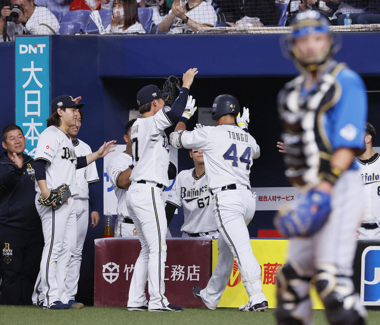 オリックス対日本ハム　7回裏オリックス2死一塁、2点本塁打を放った頓宮を出迎える宮城（左から2人目）（撮影・藤尾明華）