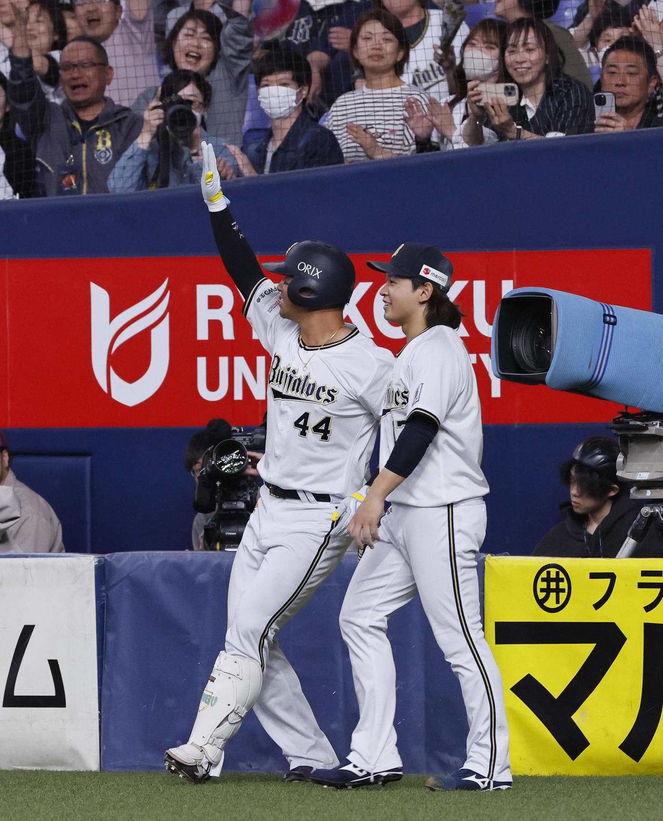 オリックス対日本ハム　7回裏オリックス2死一塁、2点本塁打を放ちファンの声援に応える頓宮（左）と好投の宮城（撮影・藤尾明華）