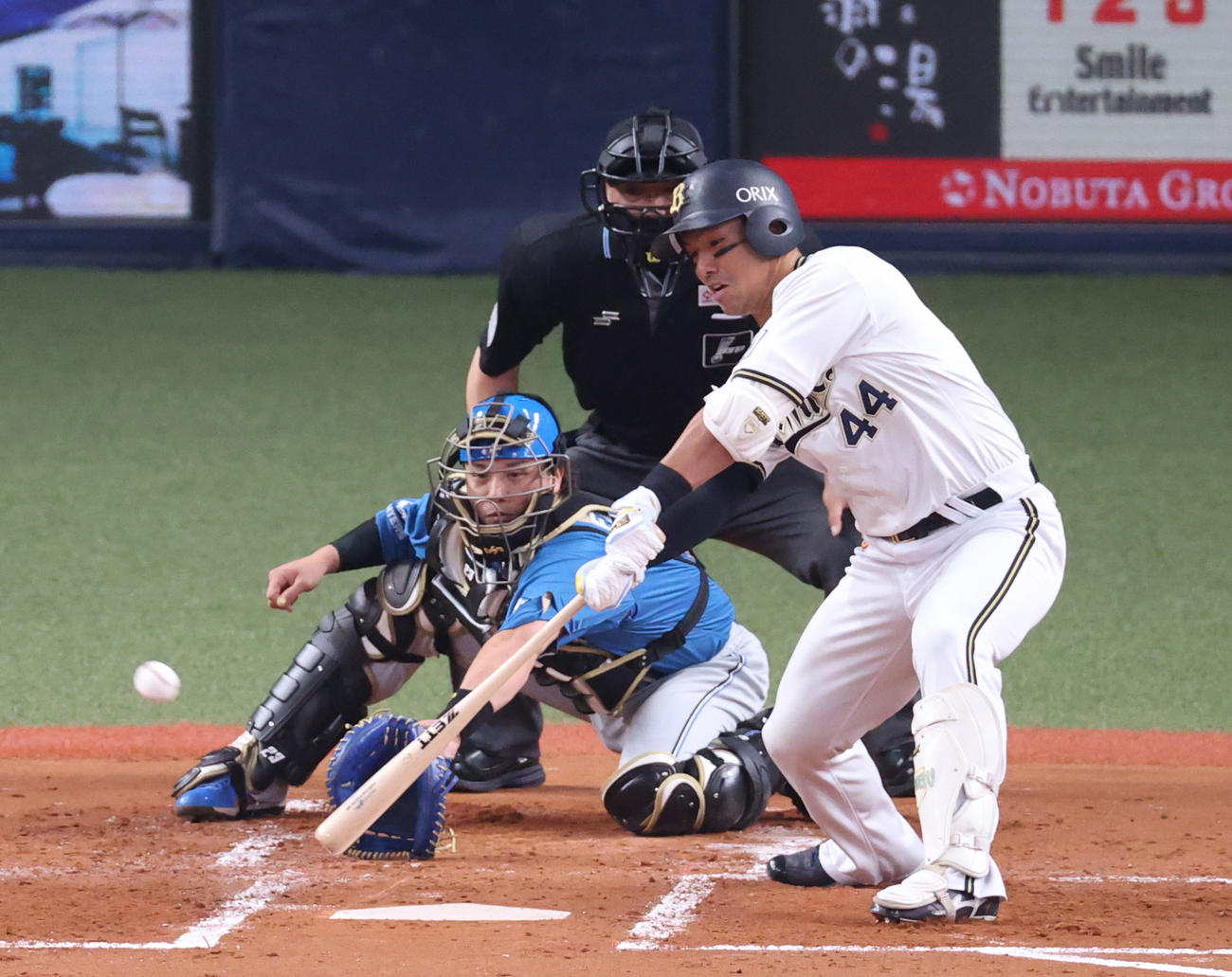 オリックス対日本ハム　2回裏オリックス2死二、三塁、頓宮は先制の右前適時打を放つ（撮影・上山淳一）